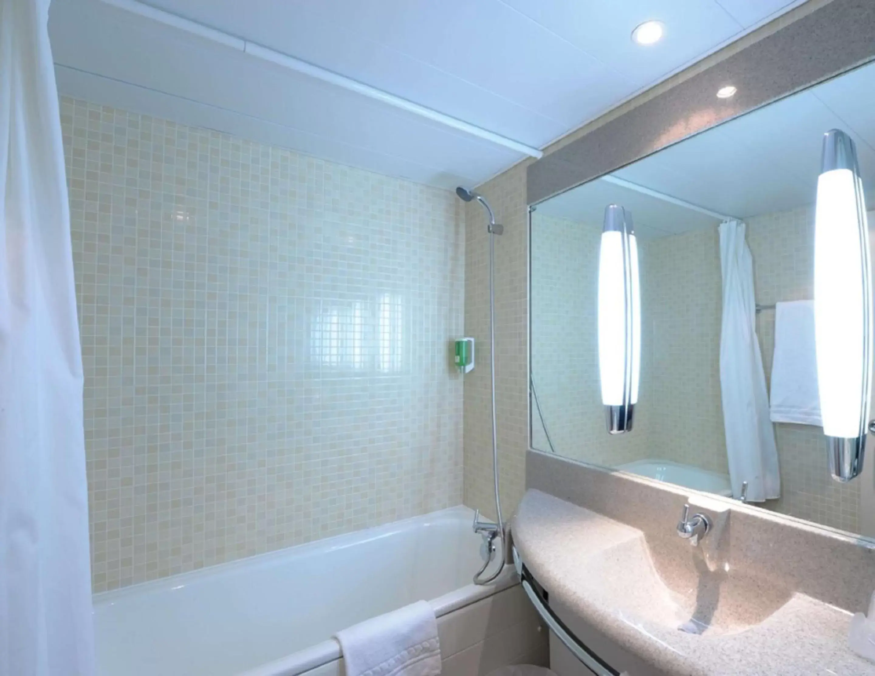 Family Room with One Queen Bed and One Single Bed - Non-Smoking in Best Western Porte du Forez Family Room with One Queen Bed and One Single Bed - Non-Smoking in Best Western Porte du Forez