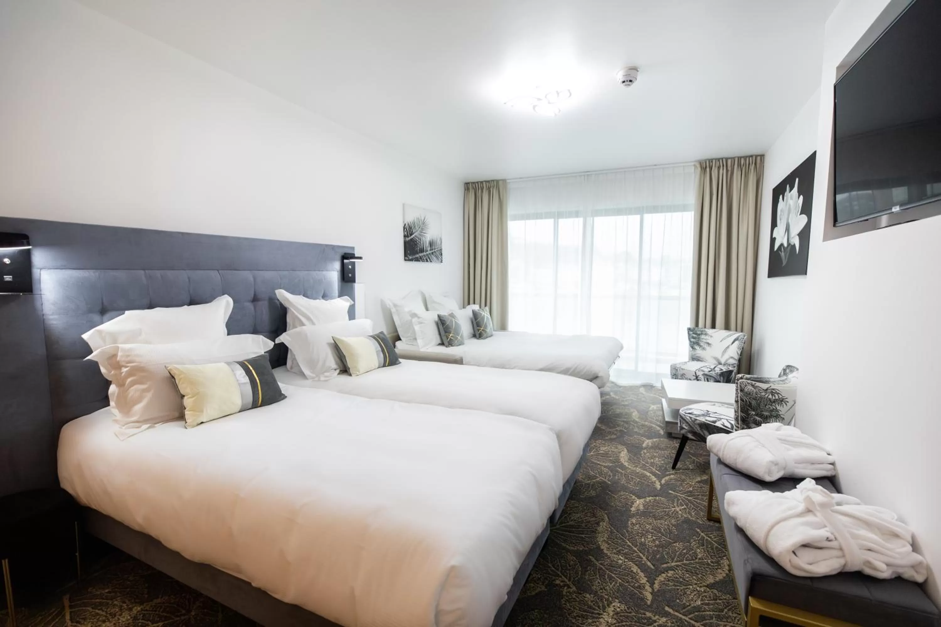 Bedroom, Bed in Le Barracuda & Spa, Centre Port, pieds dans l'eau, vue mer