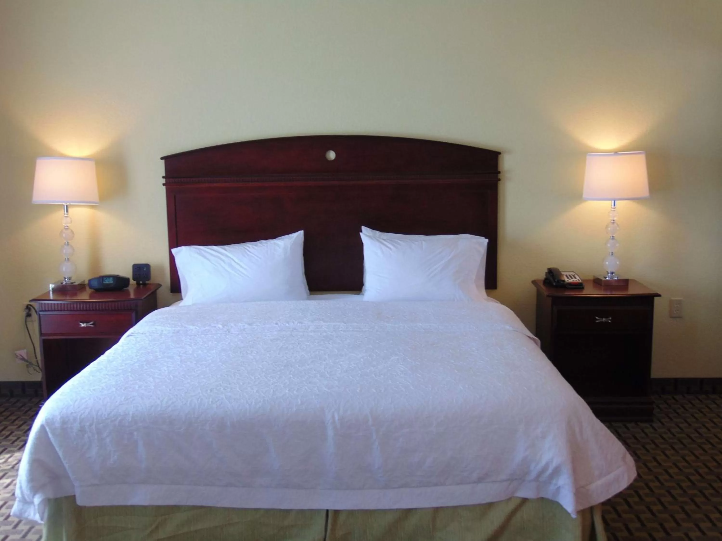 Bed in Hampton Inn & Suites Cleveland-Mentor