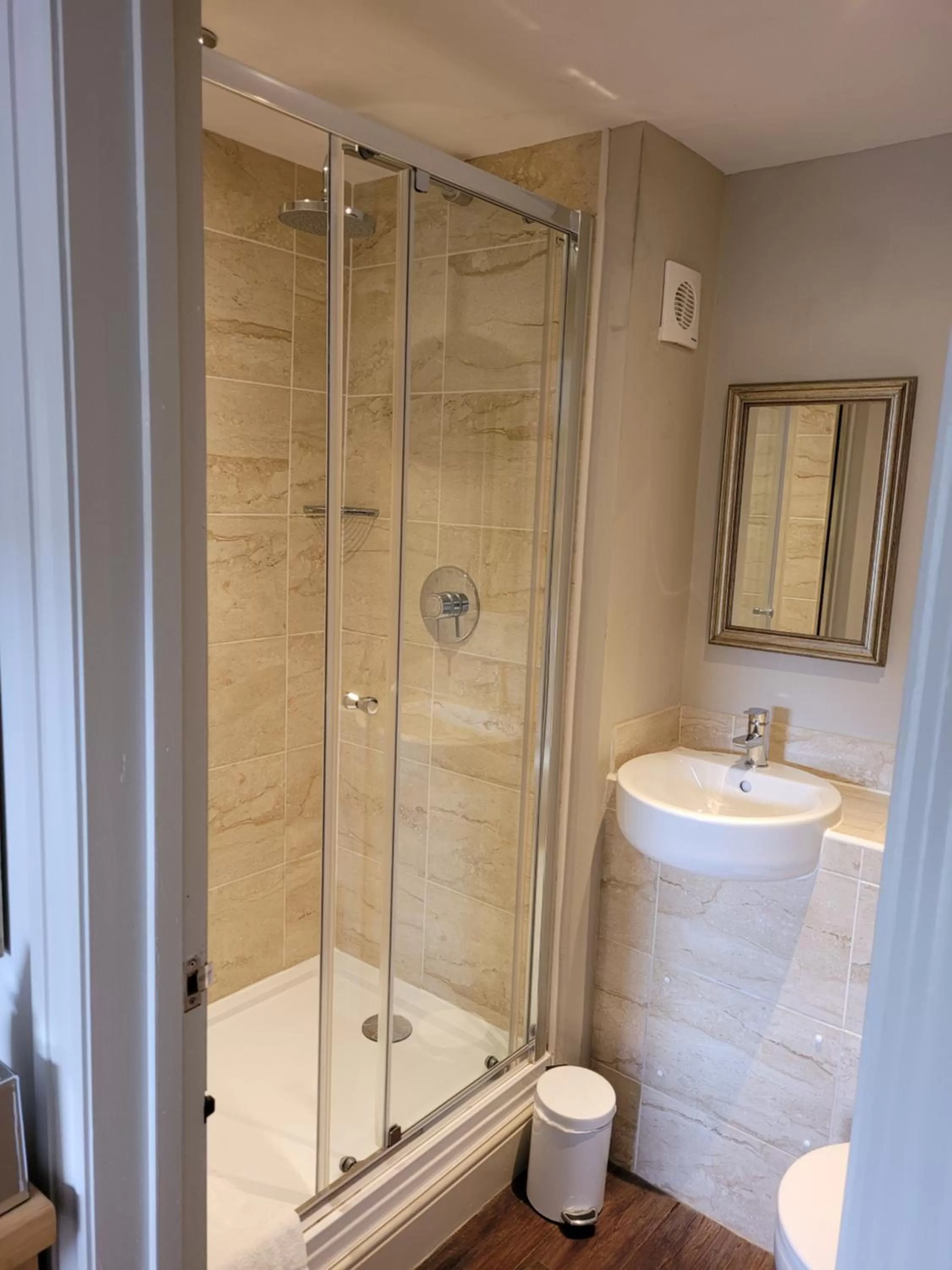 Shower in The Red Lion