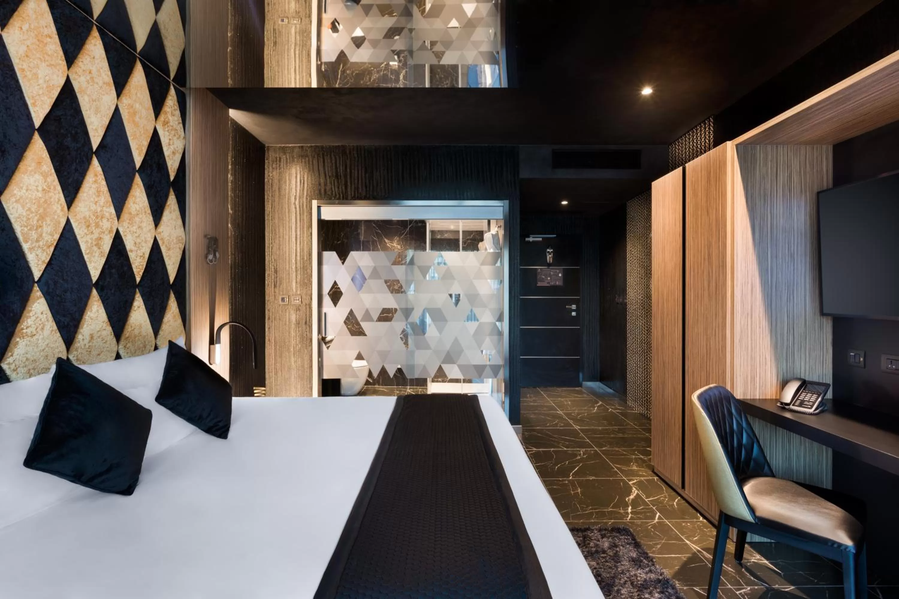 Shower, Bed in H Hotel & SPA - Adults Only