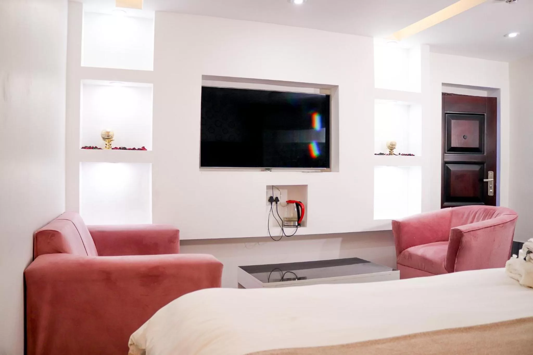 Communal lounge/ TV room, Bed in Gold Crown International Hotel Johannesburg