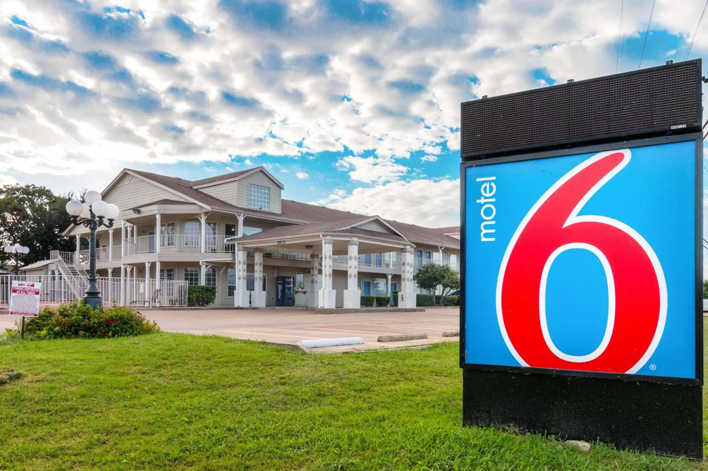 Motel 6-Waxahachie, TX Motel 6-Waxahachie, TX