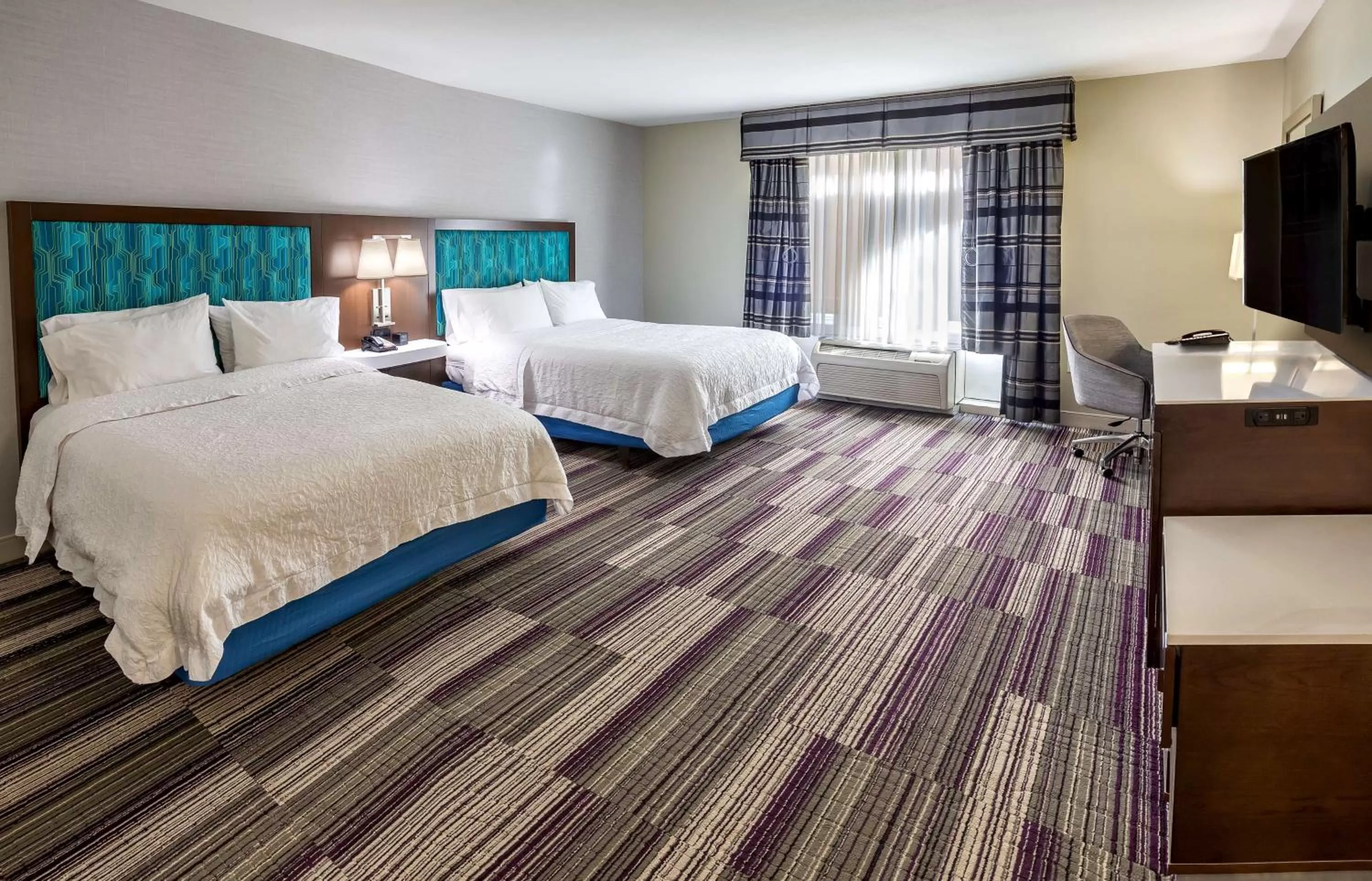 Bed in Hampton Inn & Suites Chicago Southland-Matteson