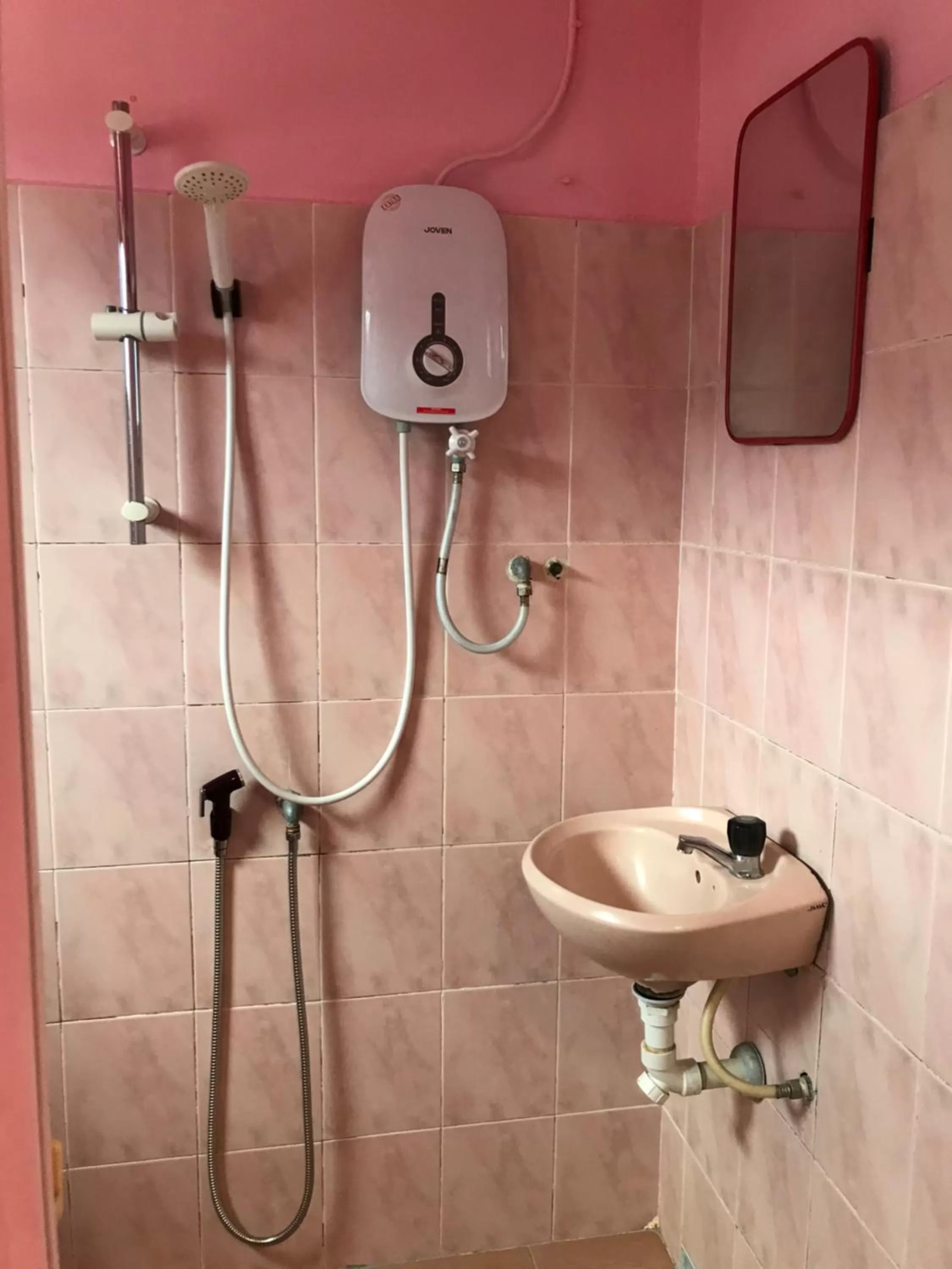 Shower in Hotel Cahaya