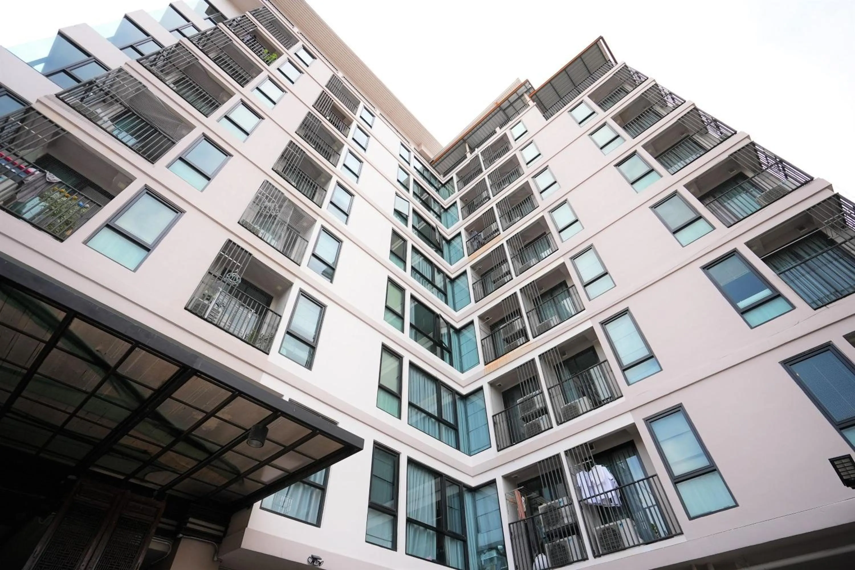 Property building in Baan Tanwa - MRT Ratchadapisek Exit 1 or 2