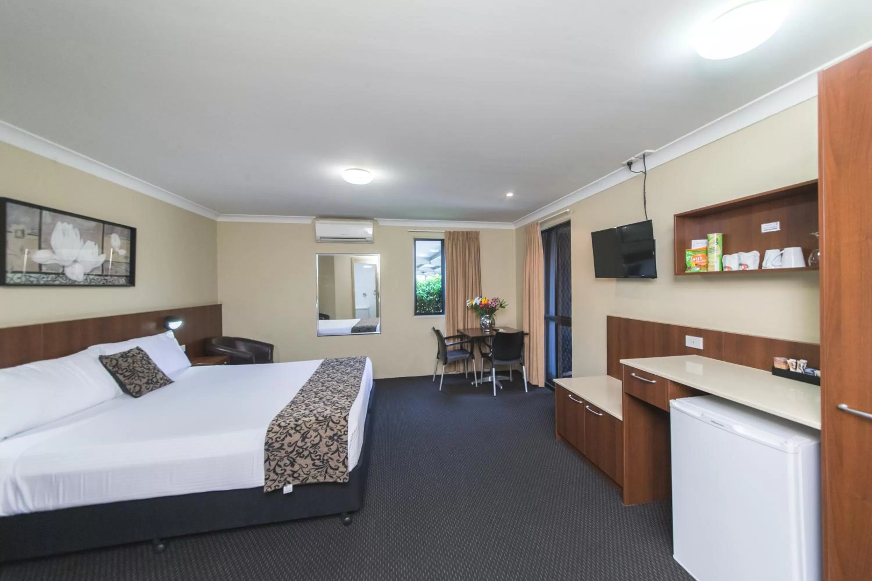 Bed in Rocky Resort Motor Inn