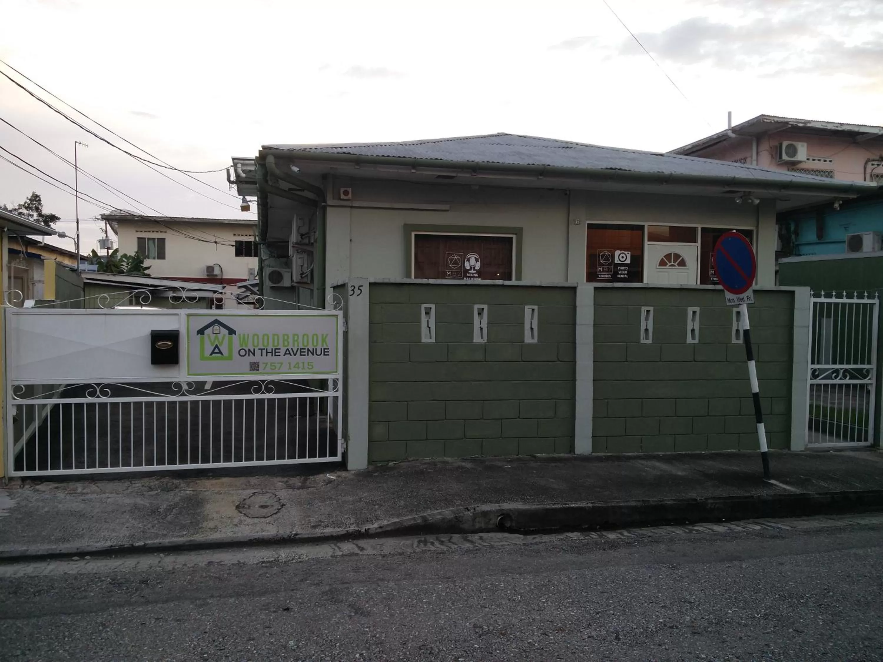 Facade/entrance in Woodbrook on the Avenue