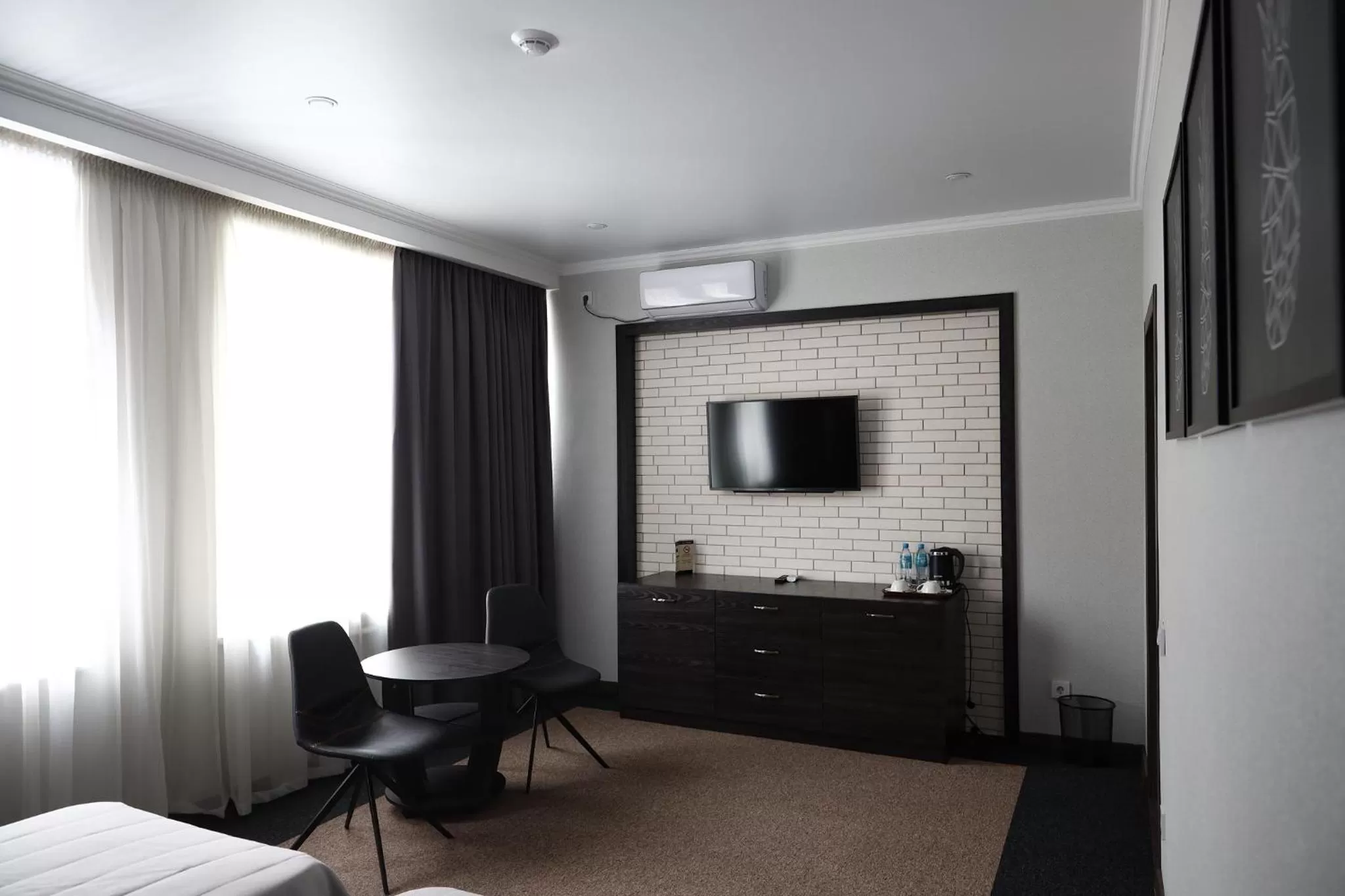 Photo of the whole room in Meridian