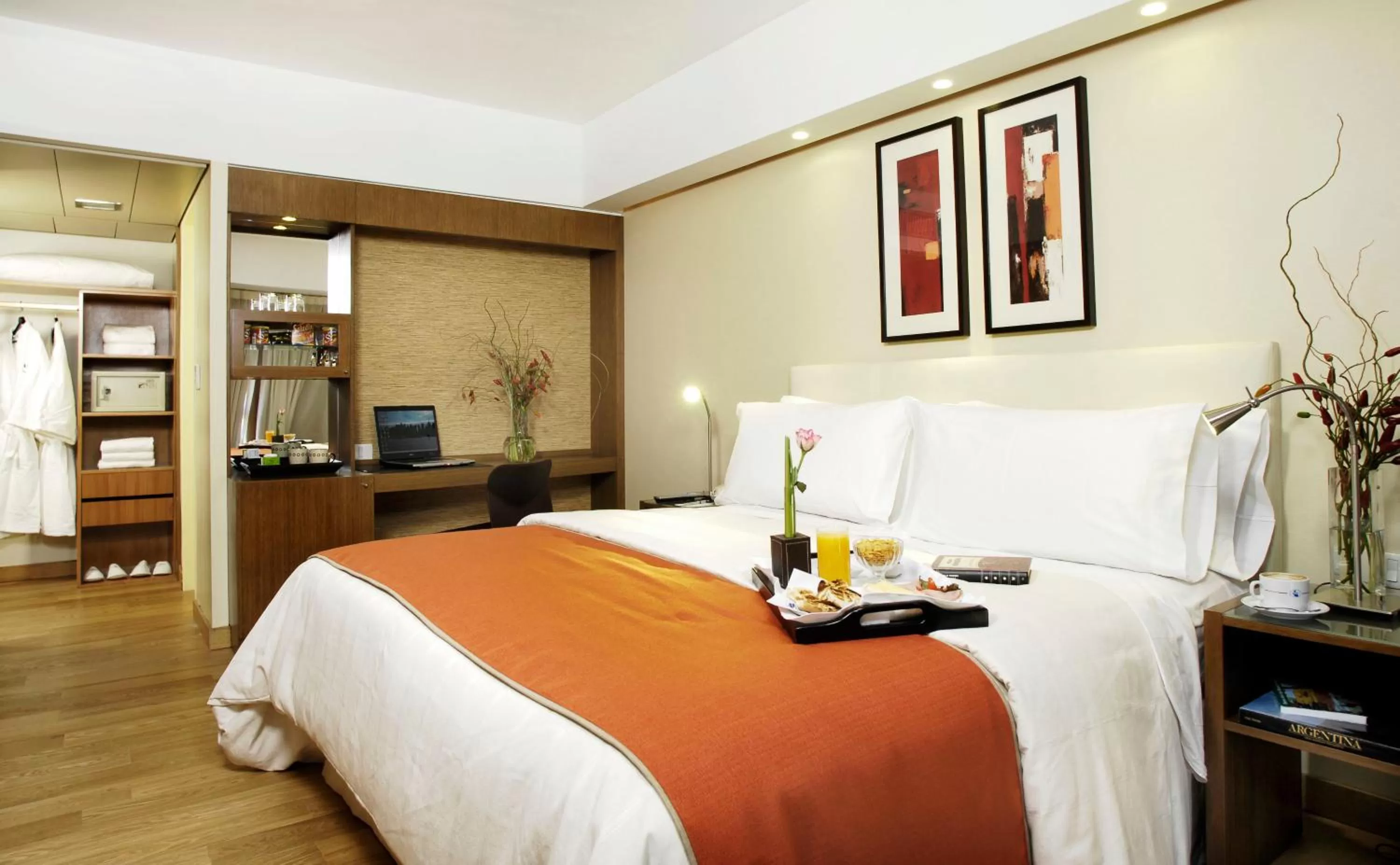 Photo of the whole room, Bed in Regente Palace Hotel