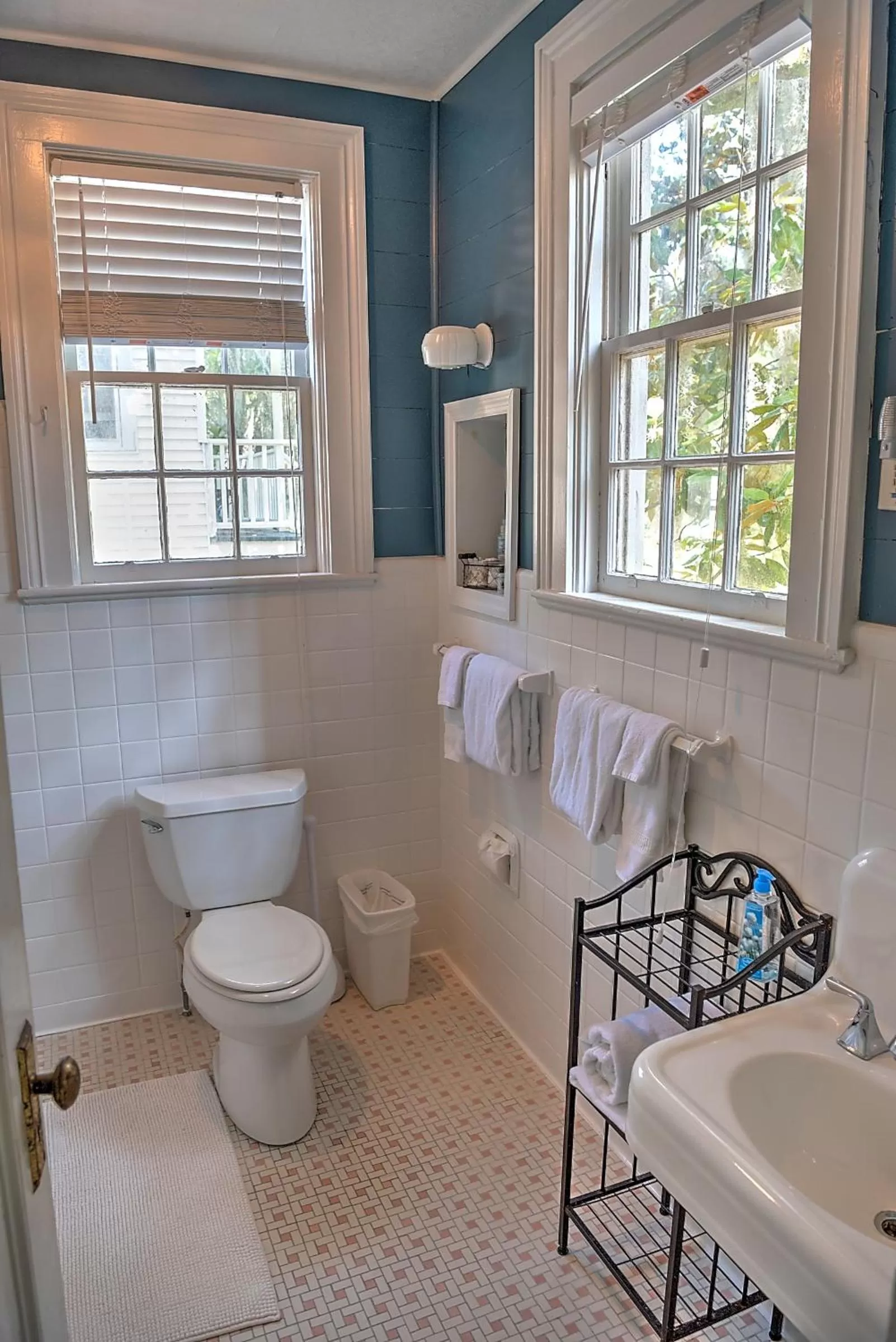 Bathroom in Open Gates Bed & Breakfast