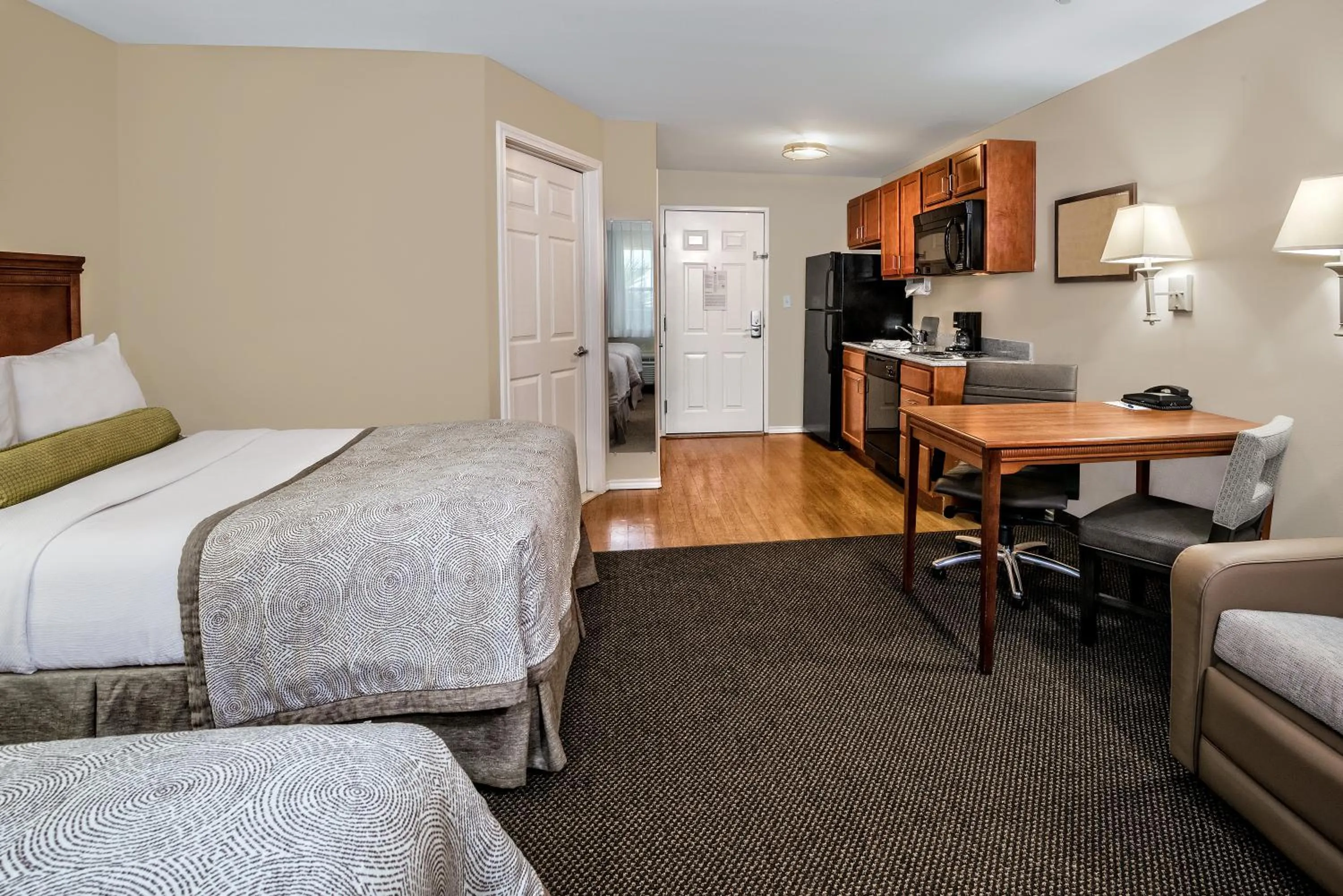 Photo of the whole room, Bed in Candlewood Suites Galveston by IHG