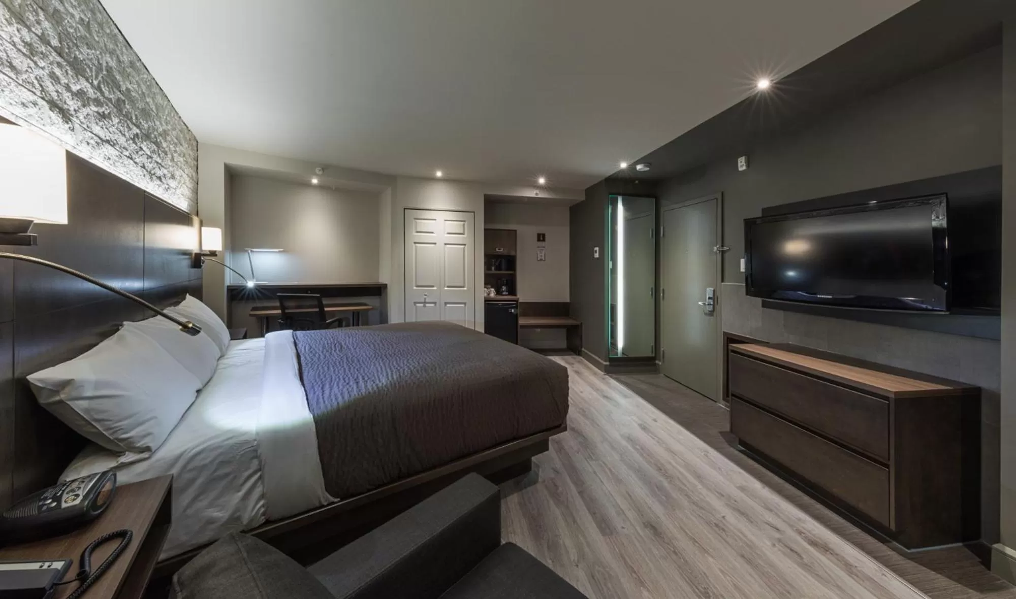 Bed in Hôtel & Suites Normandin Lévis