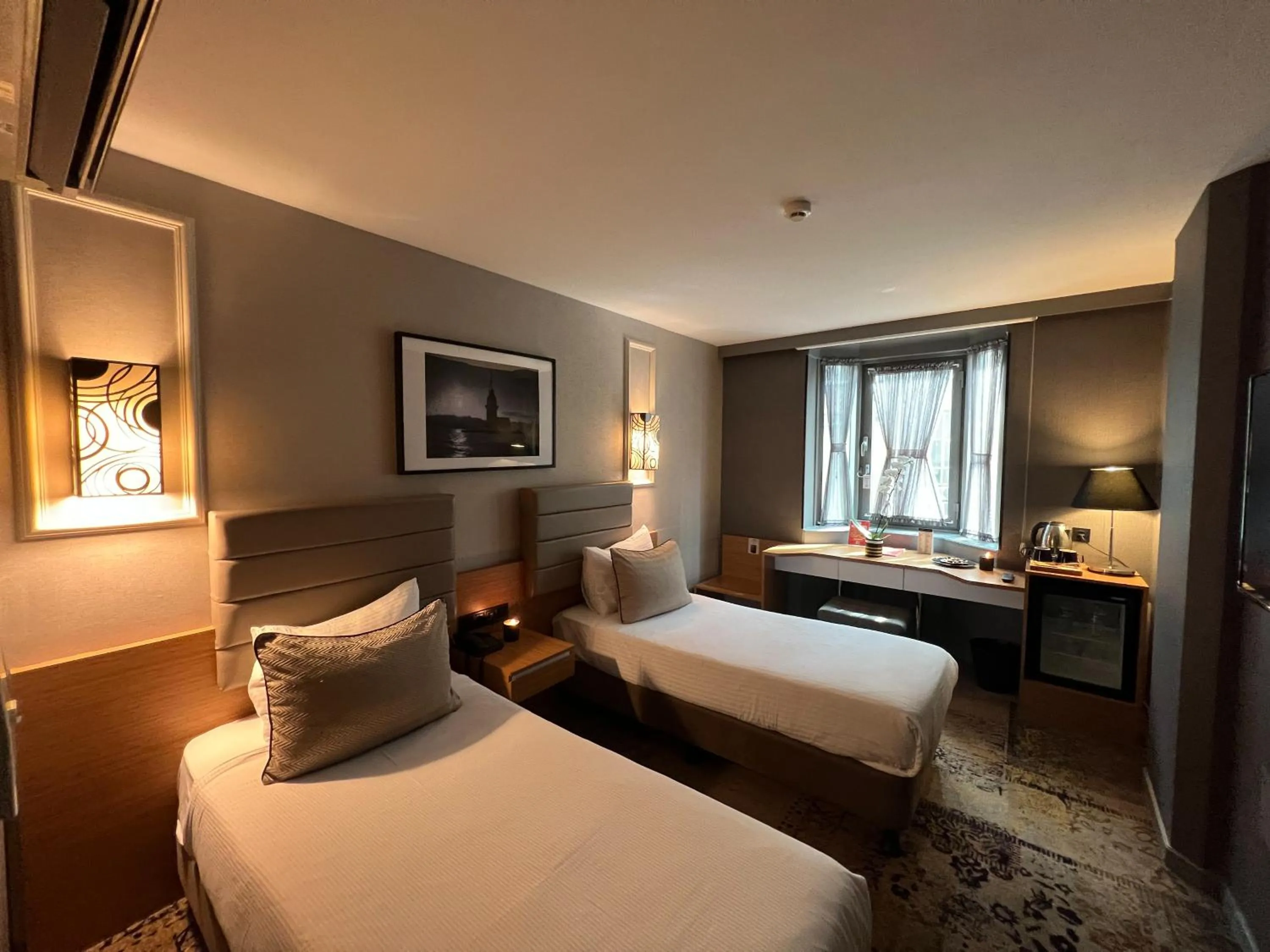 Bedroom, Bed in All Seasons Hotel