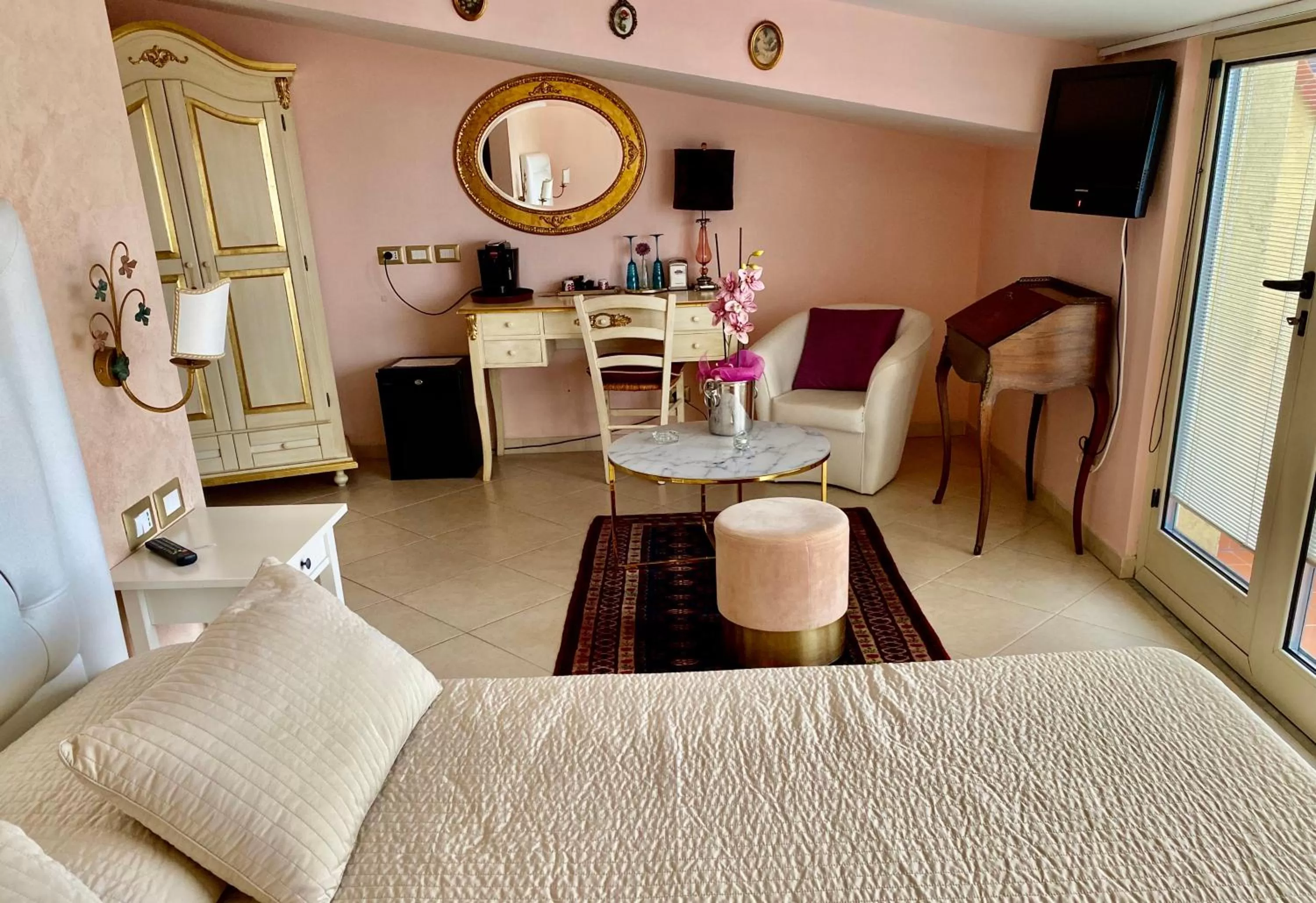 Photo of the whole room, Seating Area in Hotel Scilla