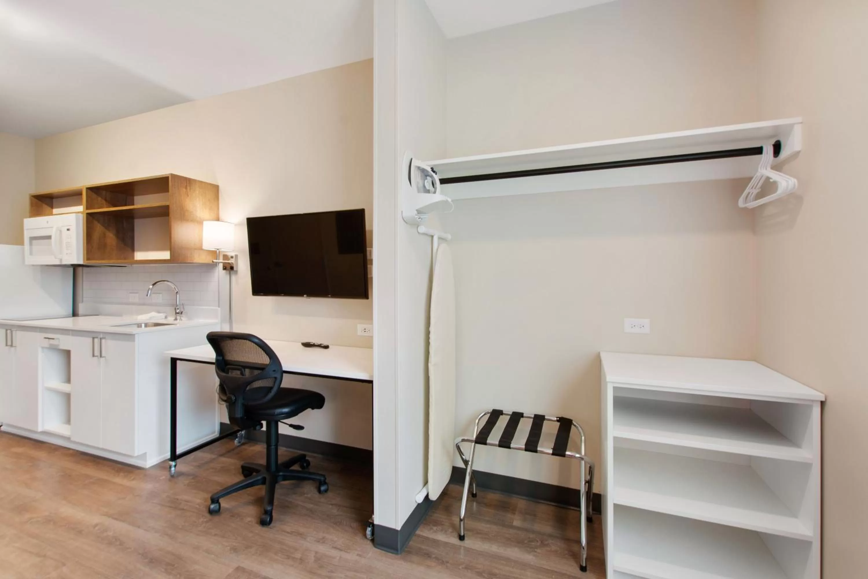 TV and multimedia in Extended Stay America Premier Suites - Bluffton - Hilton Head