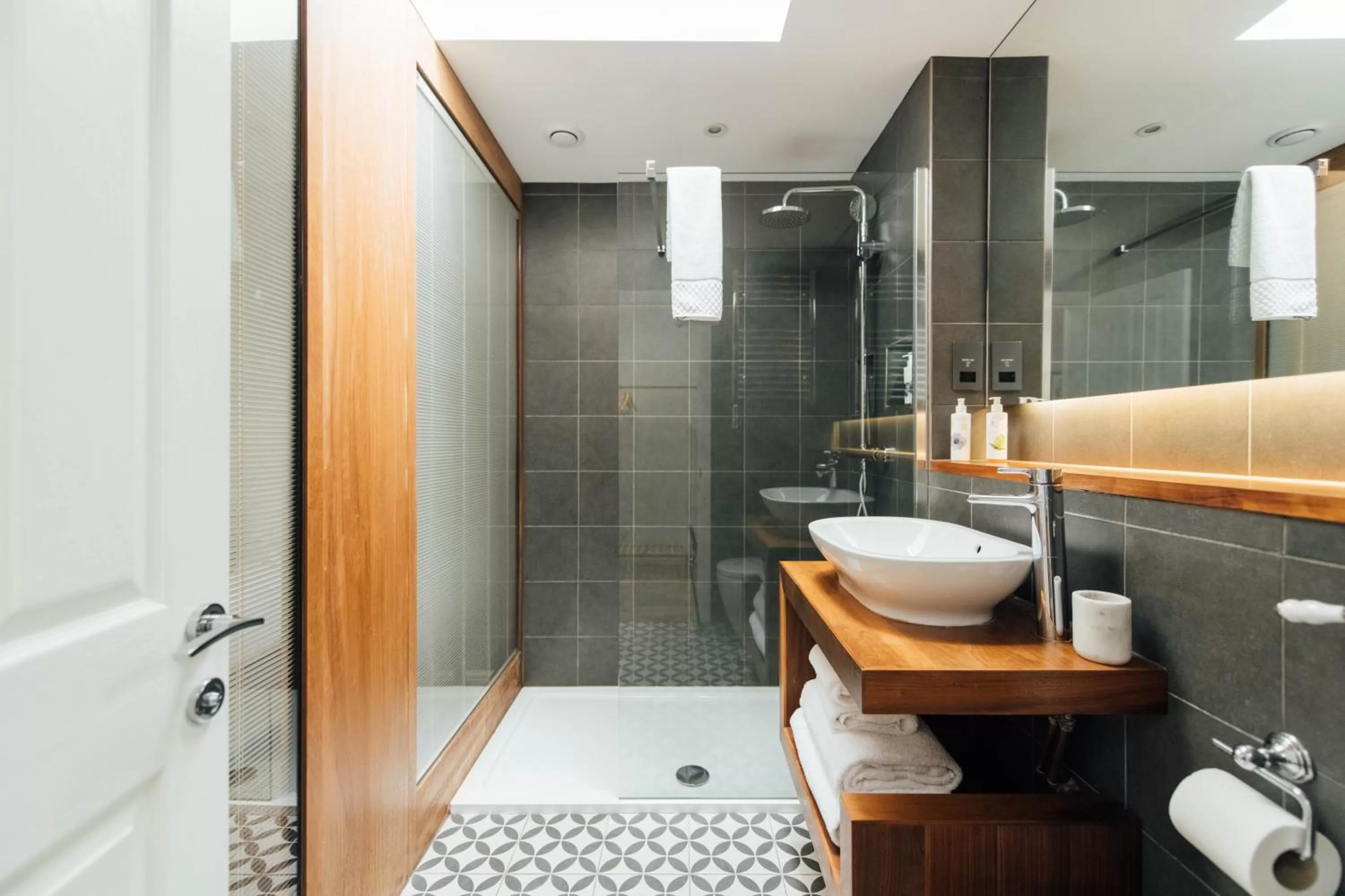 Shower in The Fox at Willian