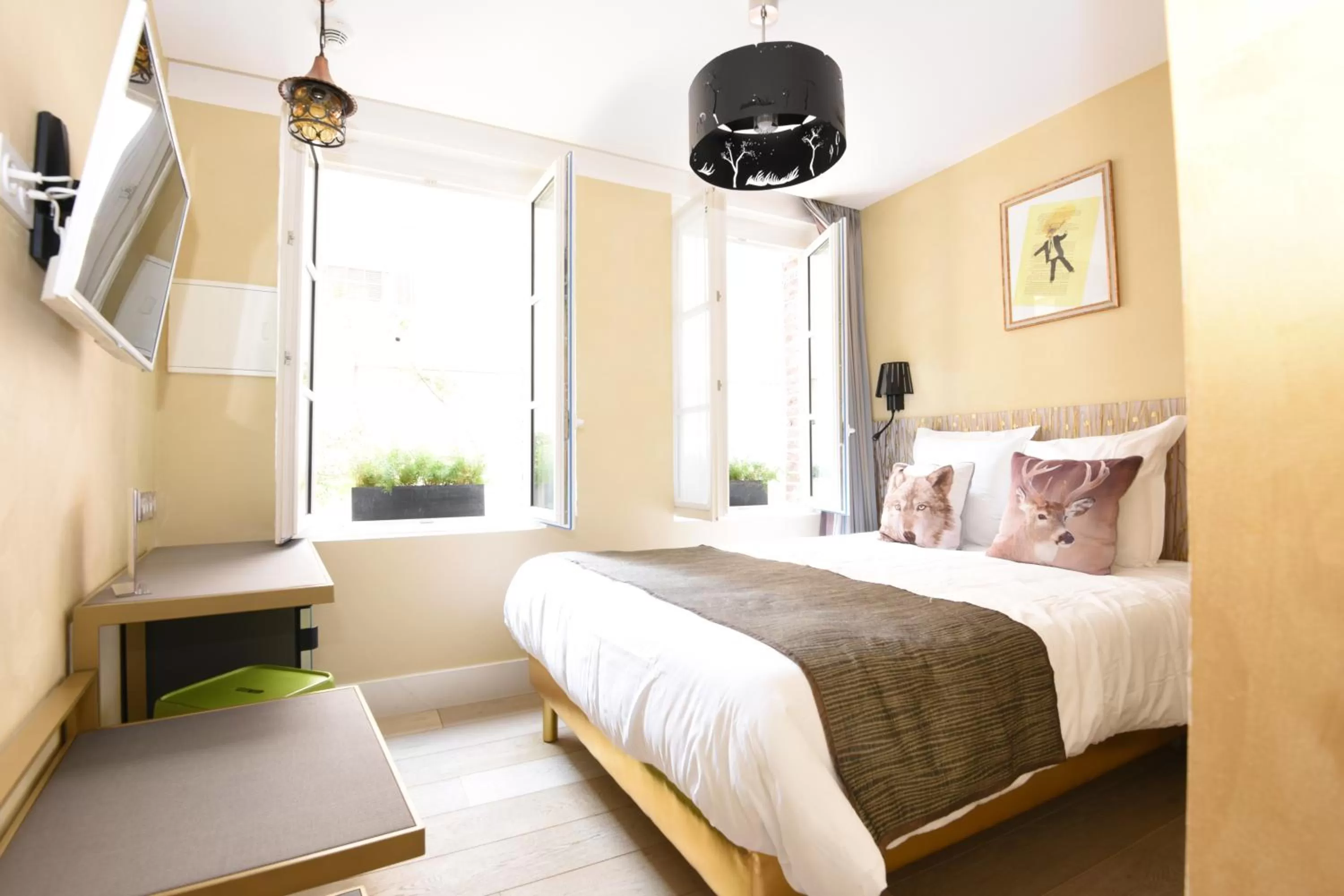 Day, Bed in Le Pavillon Hotel