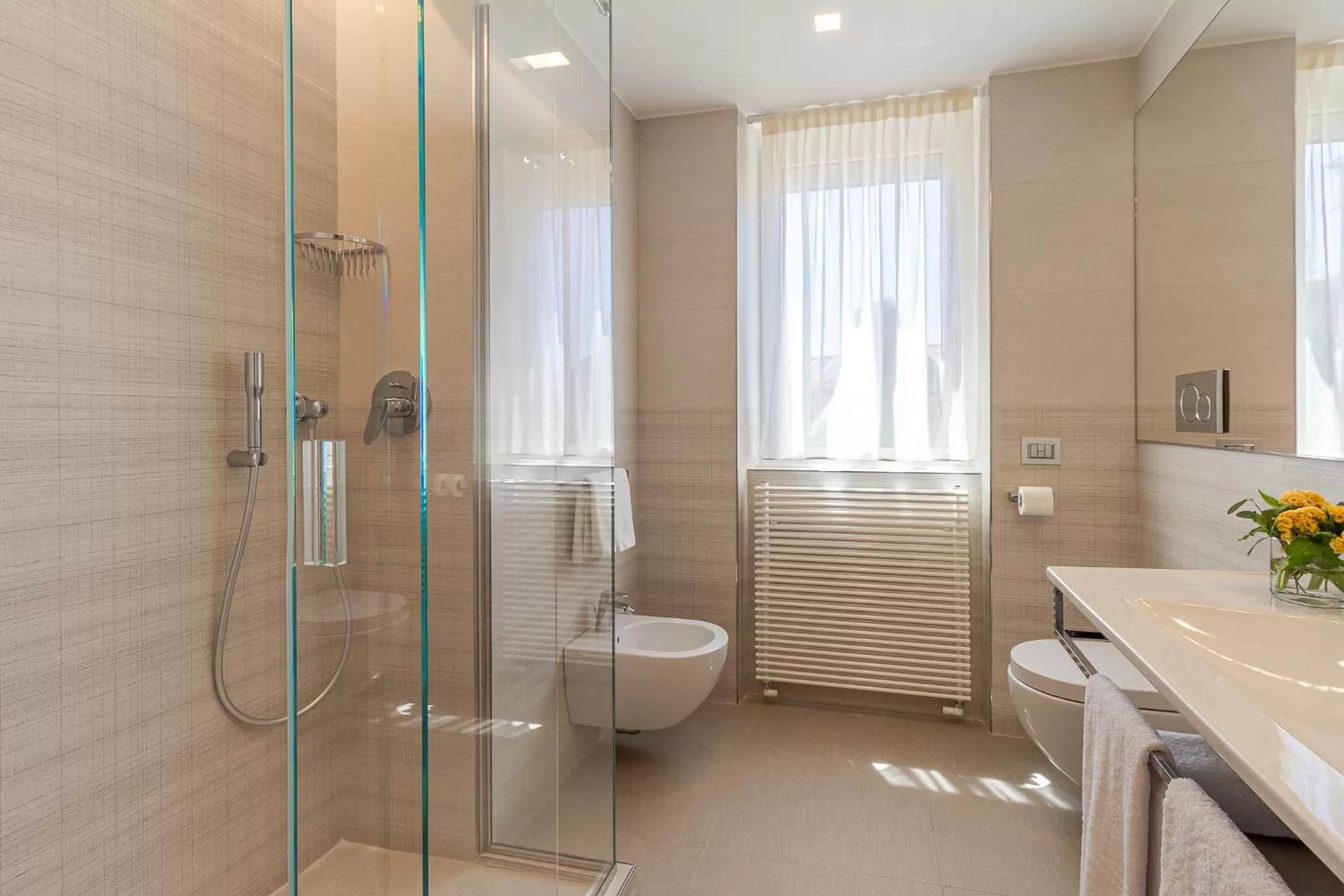 Shower in Harry's Bar Trevi Hotel & Restaurant