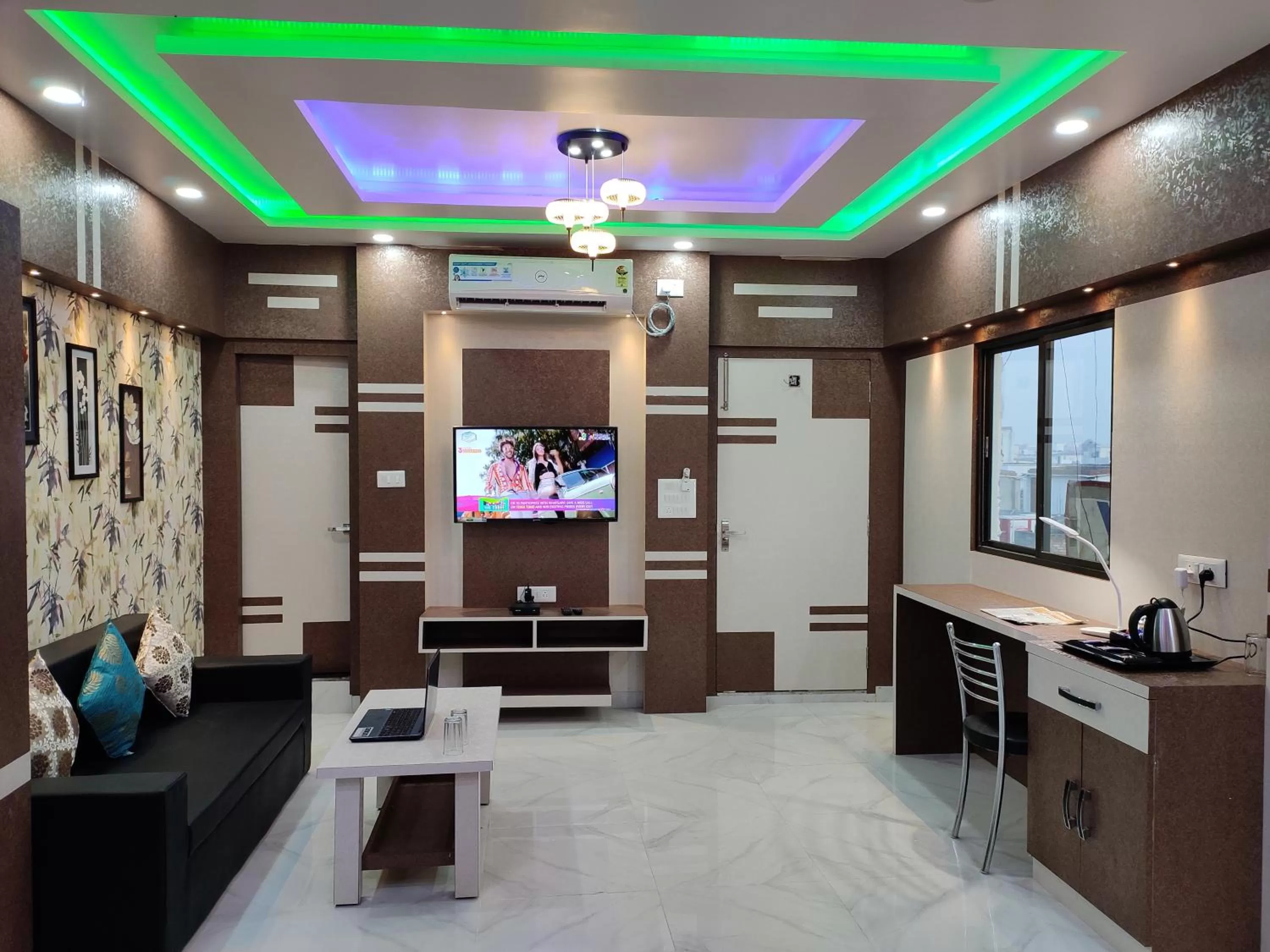 HOTEL CENTRAL SQUARE "A Couple Friendly Hotel"