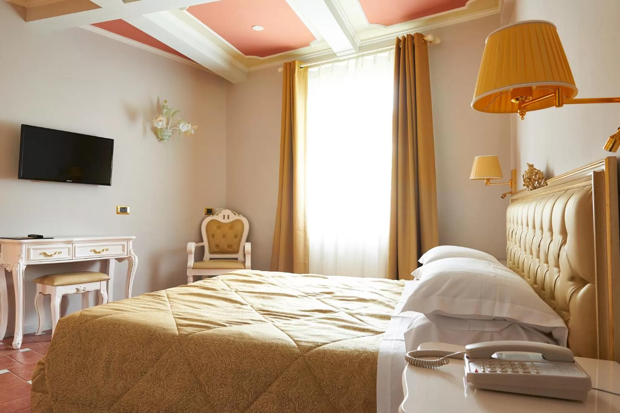 Photo of the whole room, Bed in Villa Royal