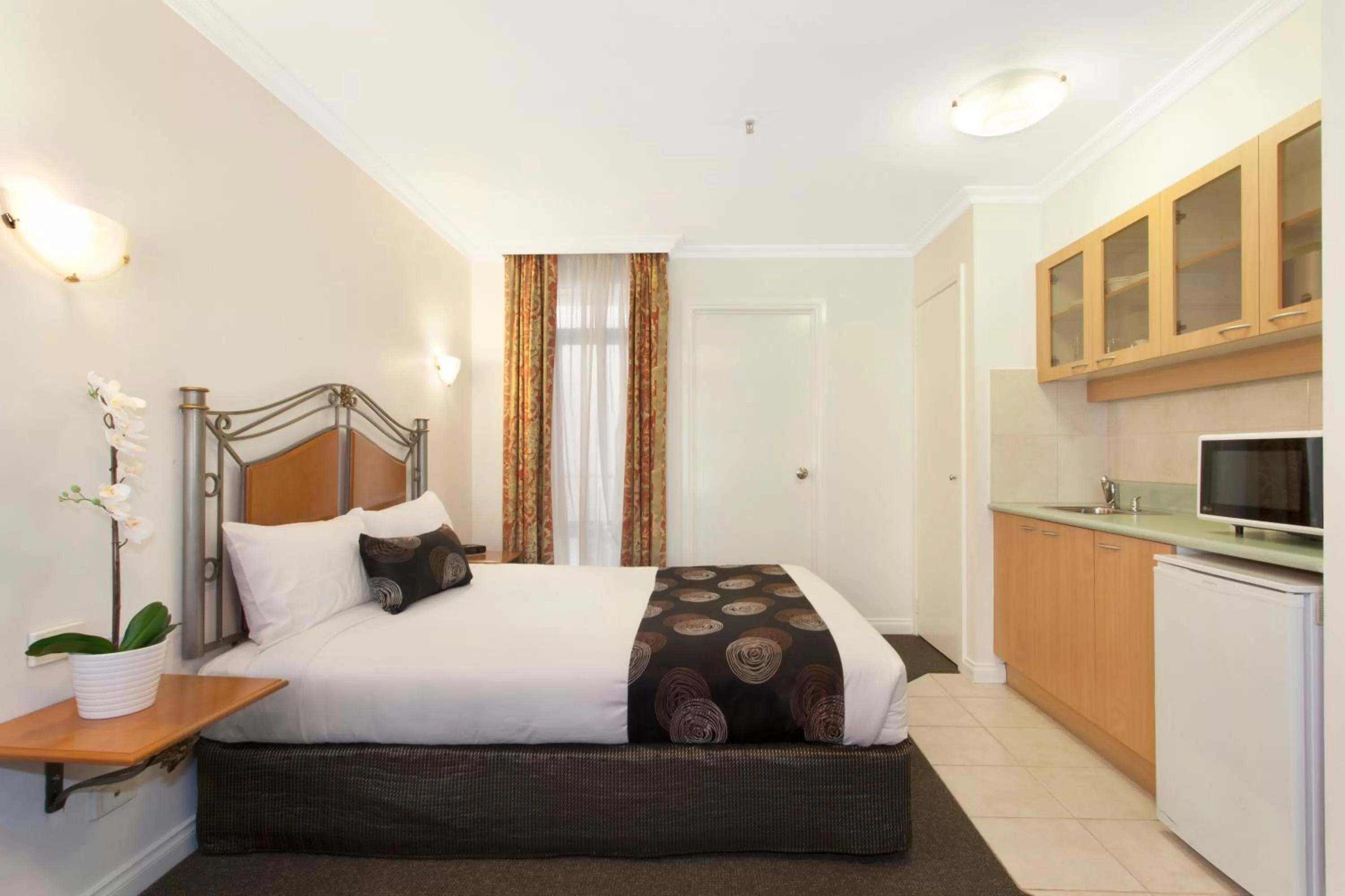Kitchen or kitchenette, Bed in Melbourne Metropole Central Official