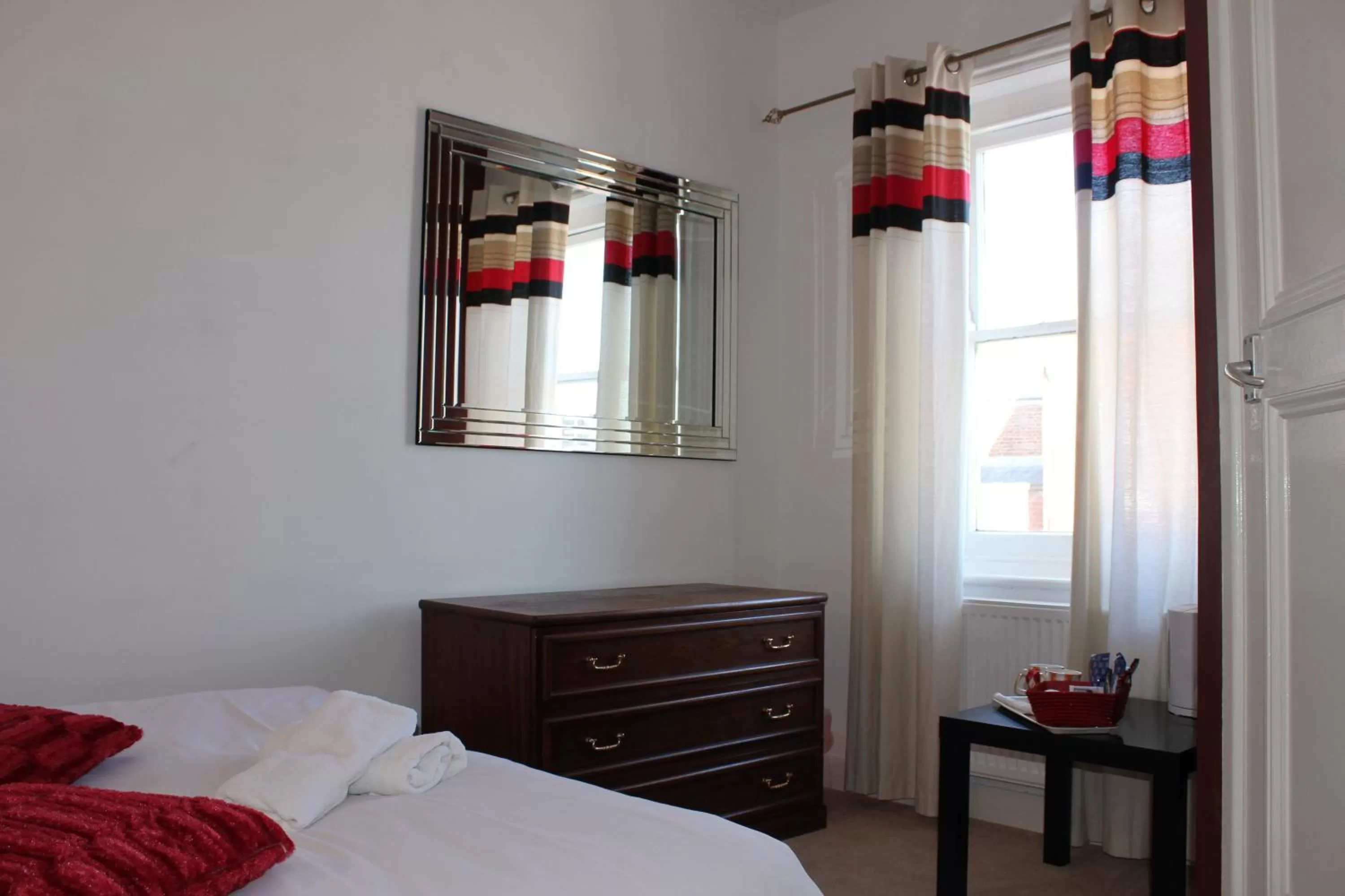 Day, Bed in The George Hotel Stansted Airport