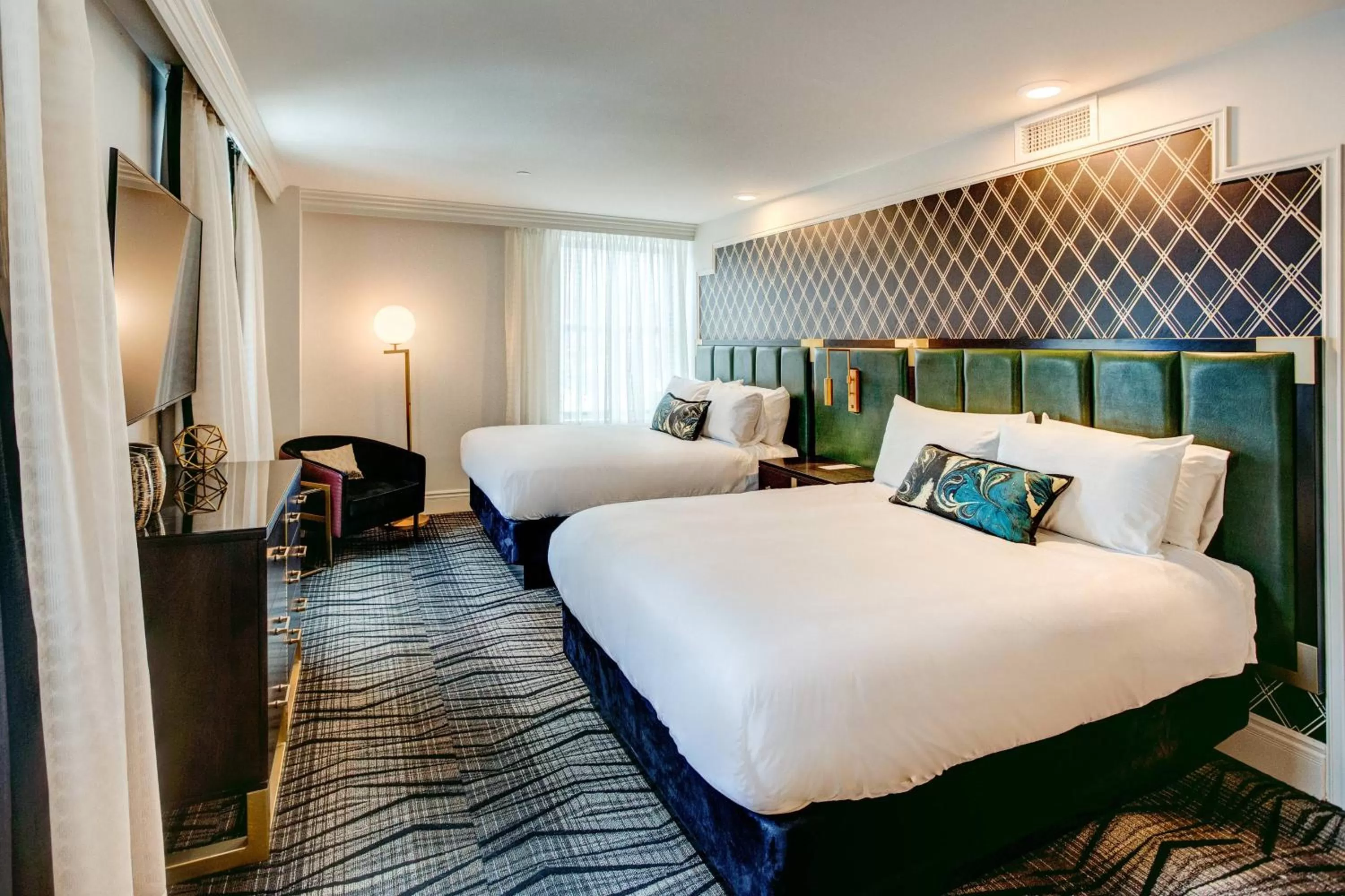 Photo of the whole room, Bed in The Warrior Hotel, Autograph Collection