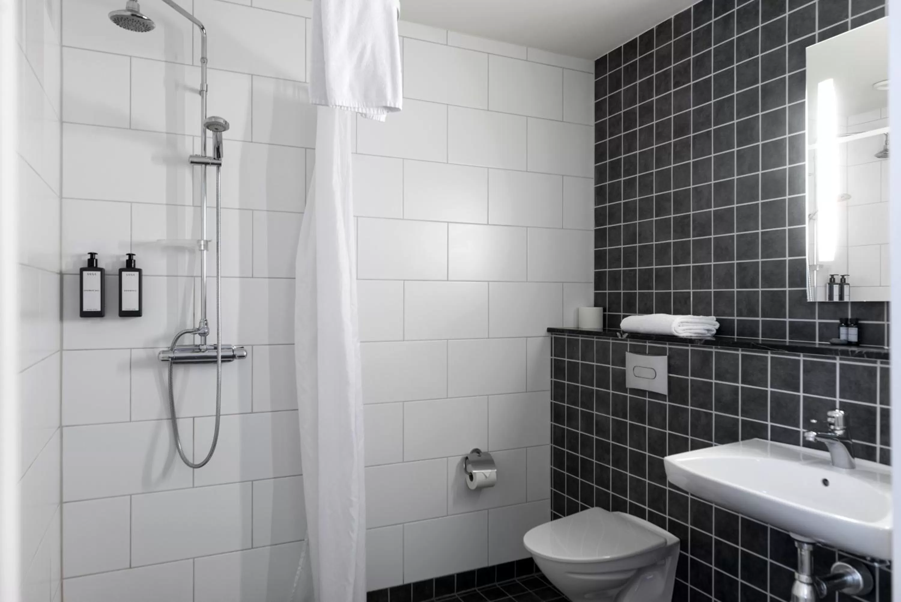 Shower in Hotel Bishops Arms Köping