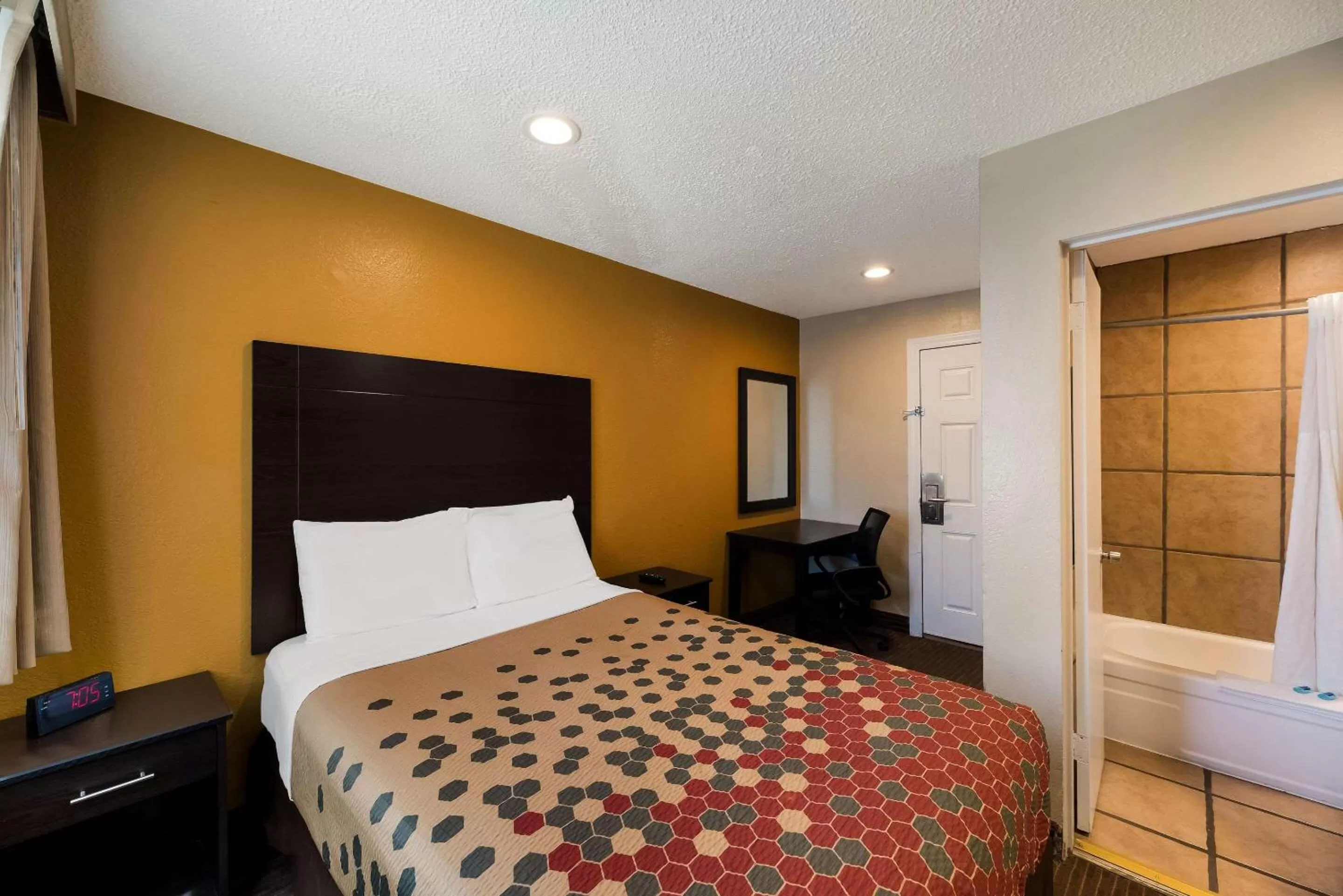 Bedroom, Bed in Rodeway Inn Flagstaff-Downtown