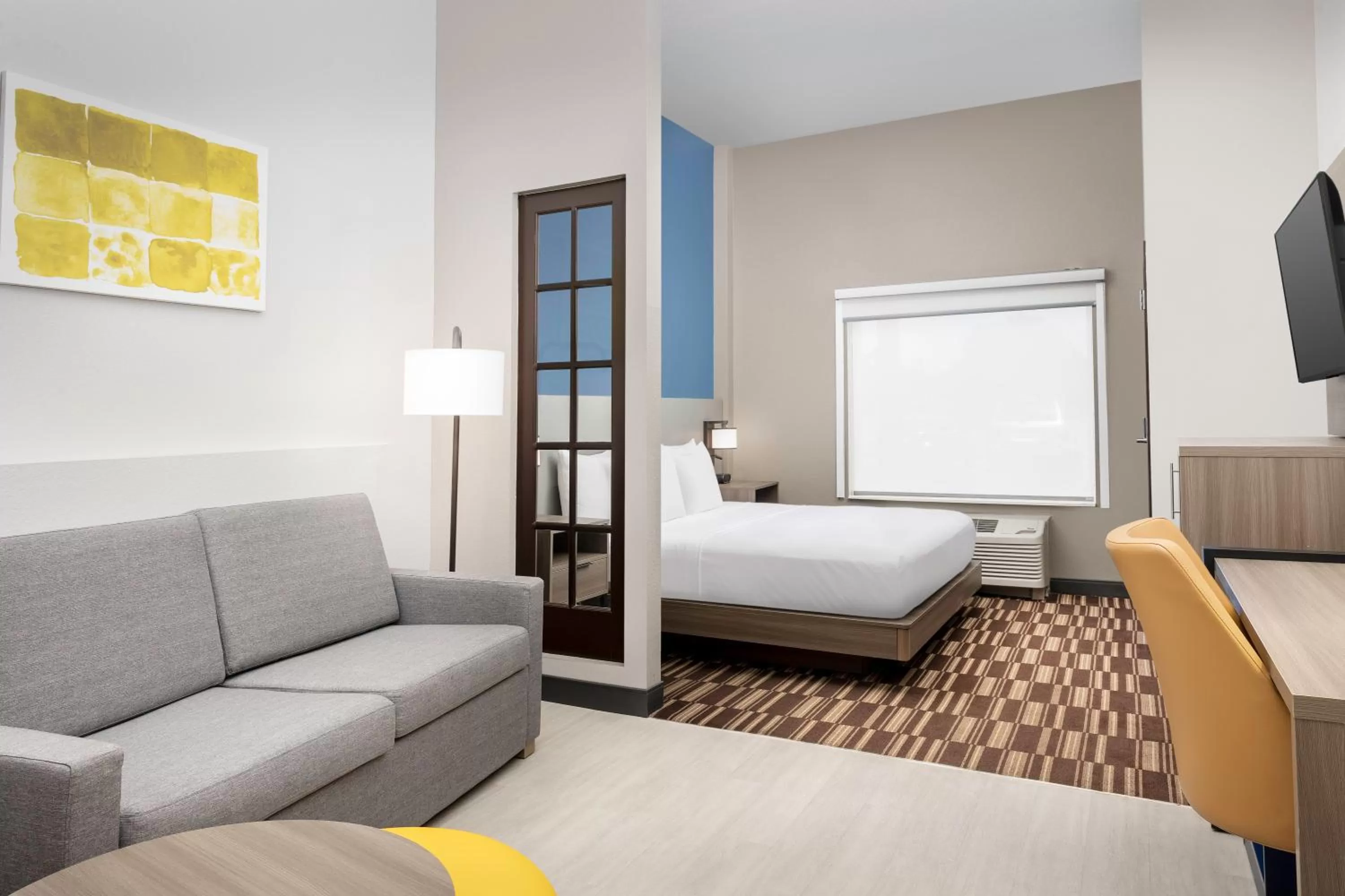 Seating area, Bed in Comfort Suites Lake City