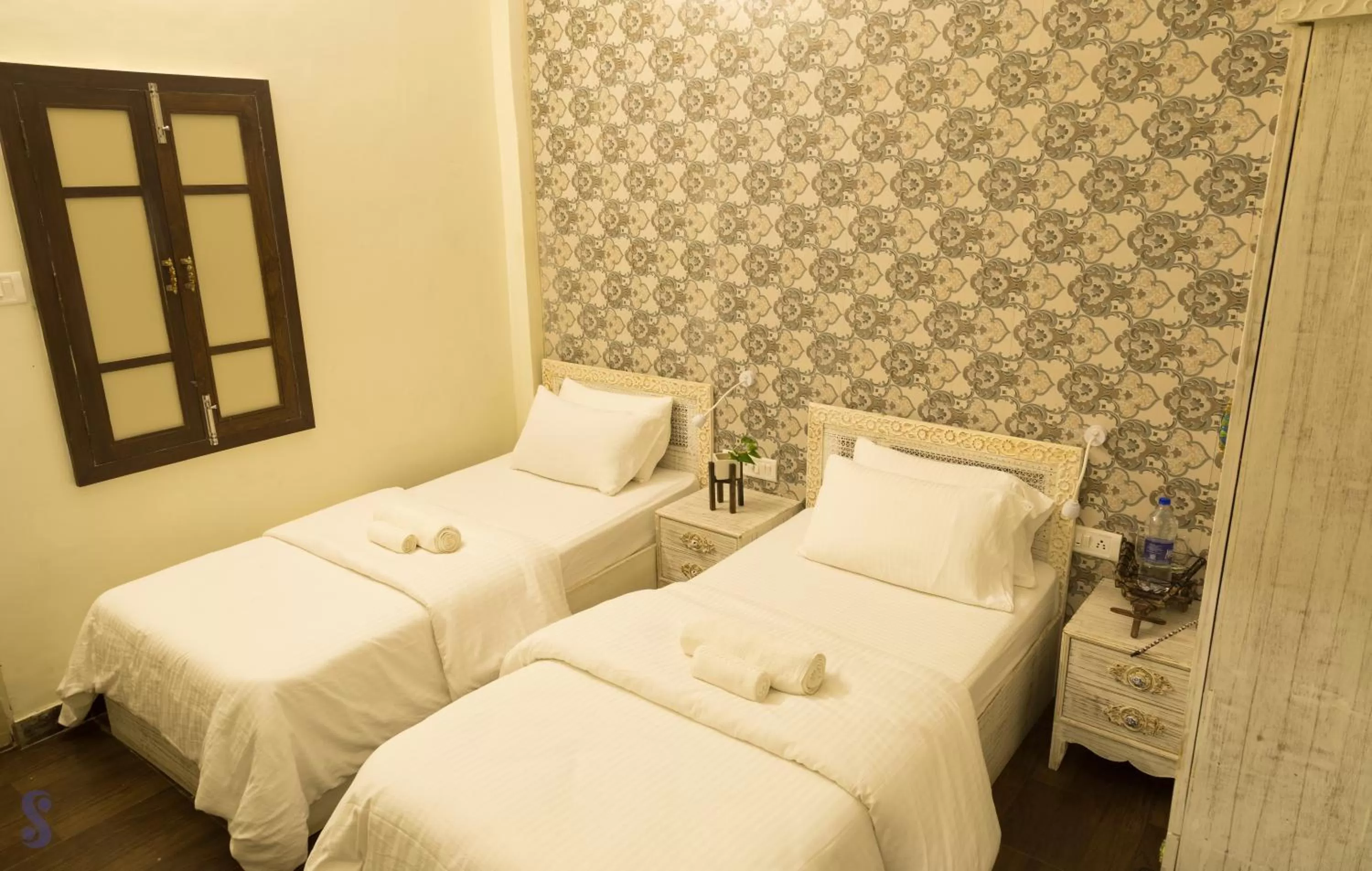 Bed in Safarnama Varanasi