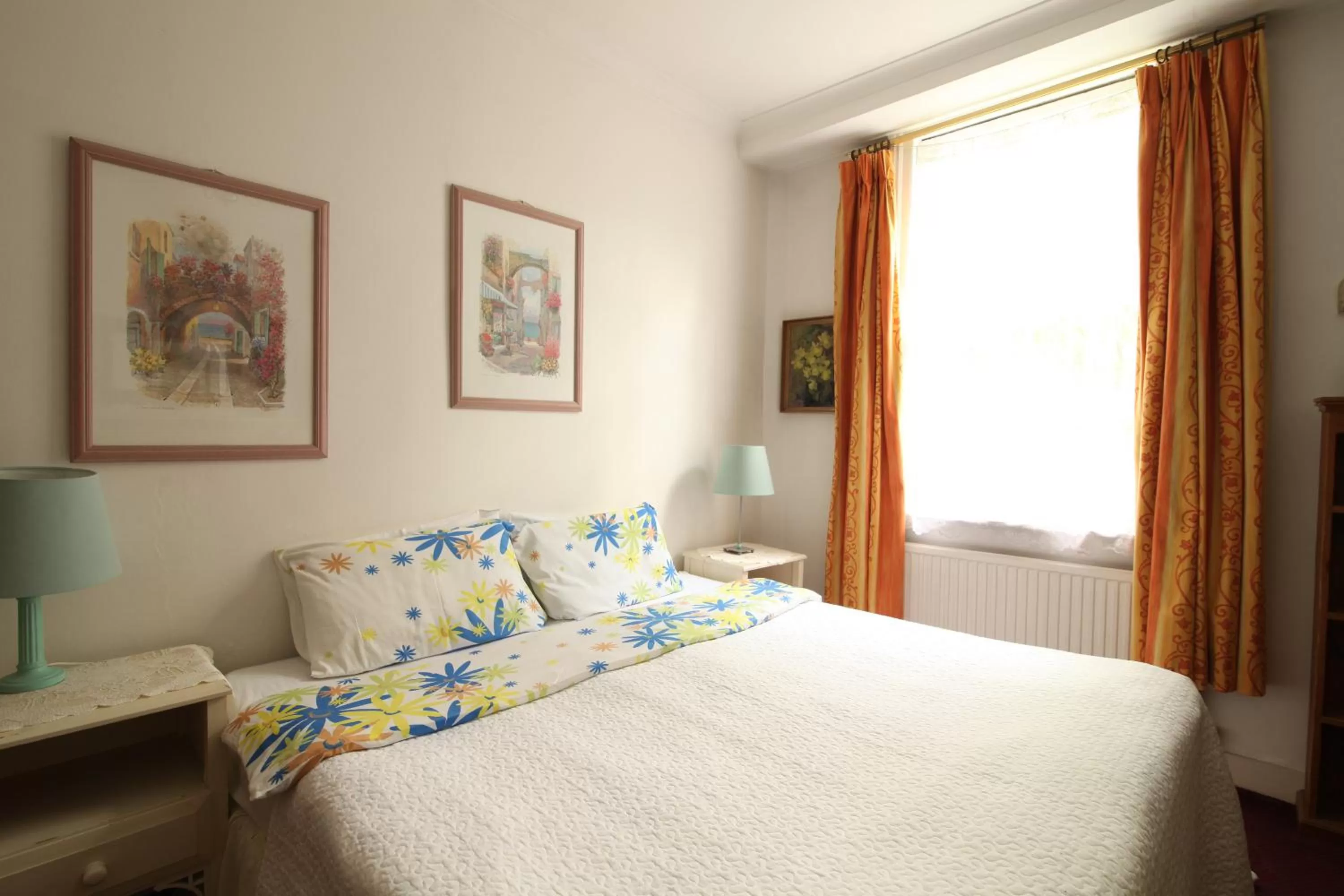 Bed in Dawson Place, Juliette's Bed and Breakfast