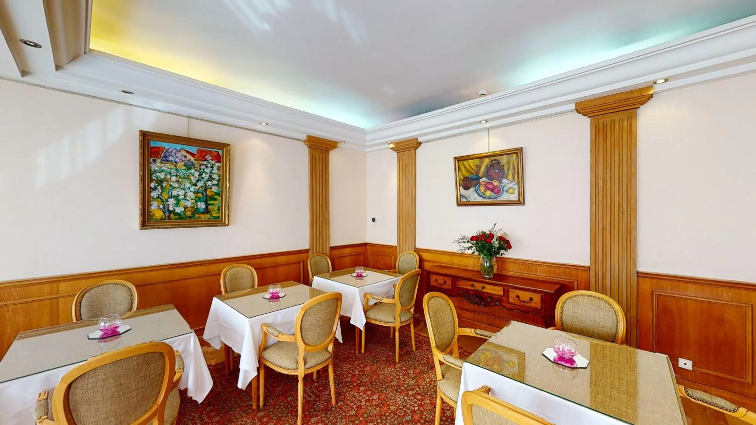 Restaurant/places to eat in Sun Riviera Hotel