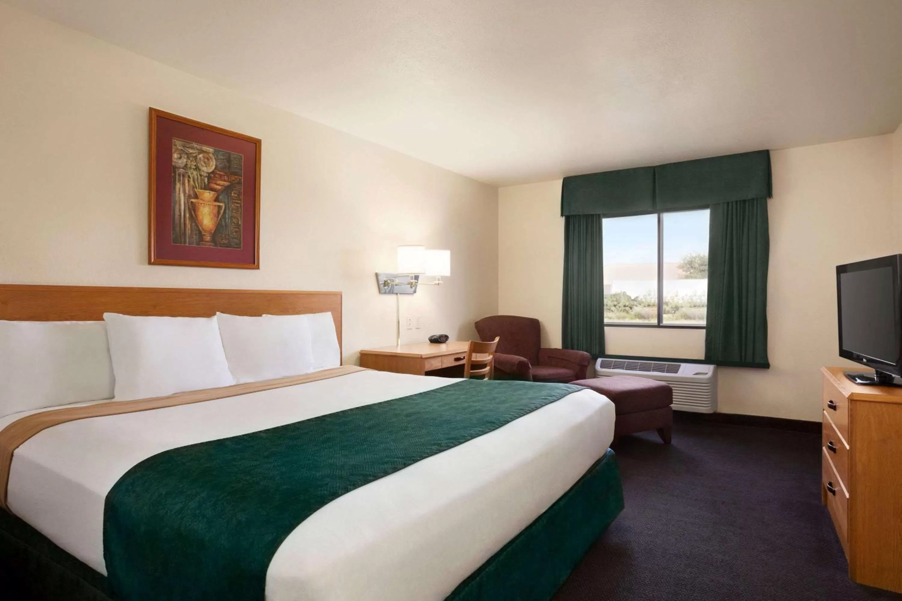 Photo of the whole room, Bed in Travelodge by Wyndham Pecos