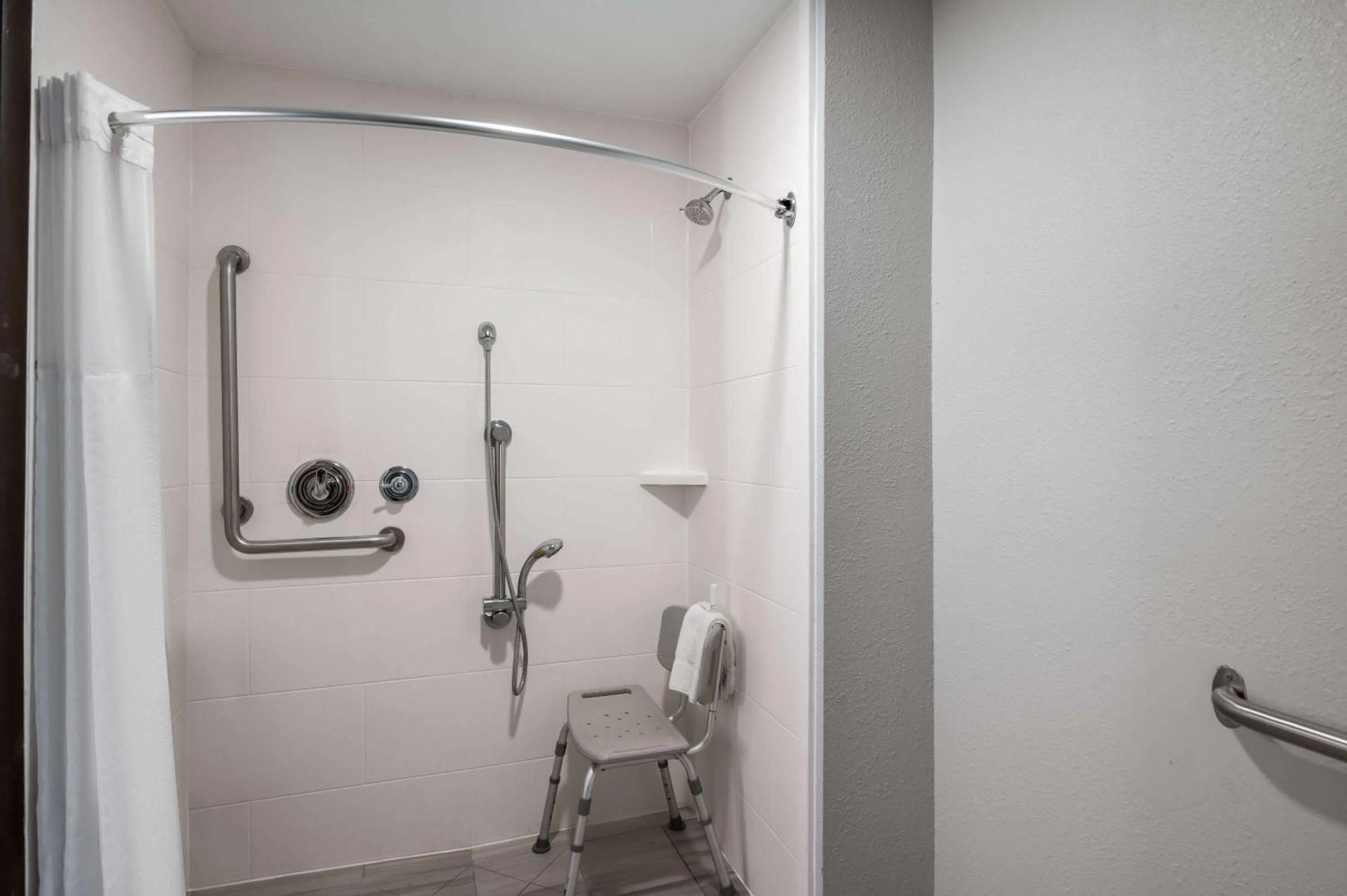 Shower in La Quinta Inn by Wyndham Indianapolis Airport Executive Dr