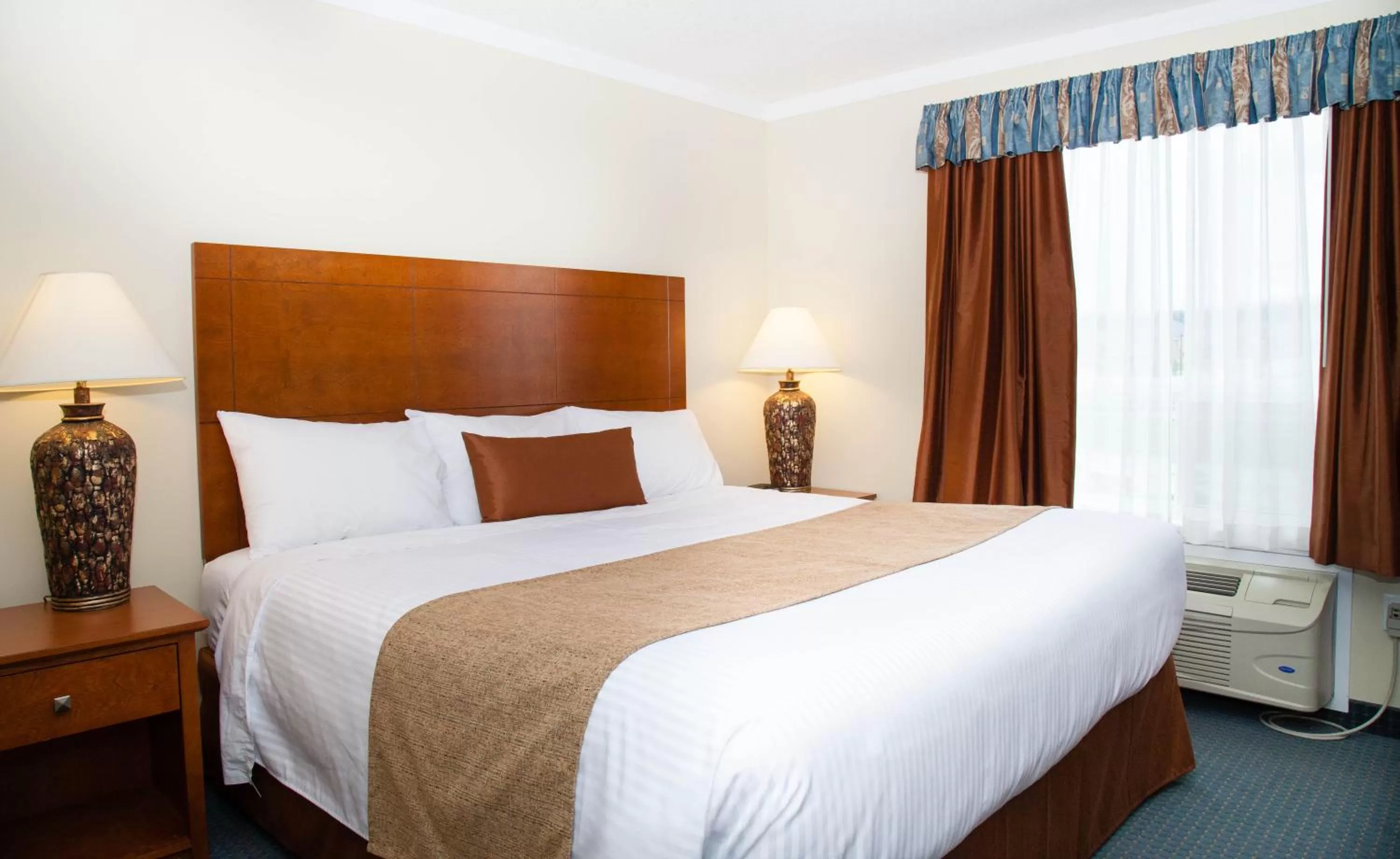 One-Bedroom King Suite in Hinton Lodge