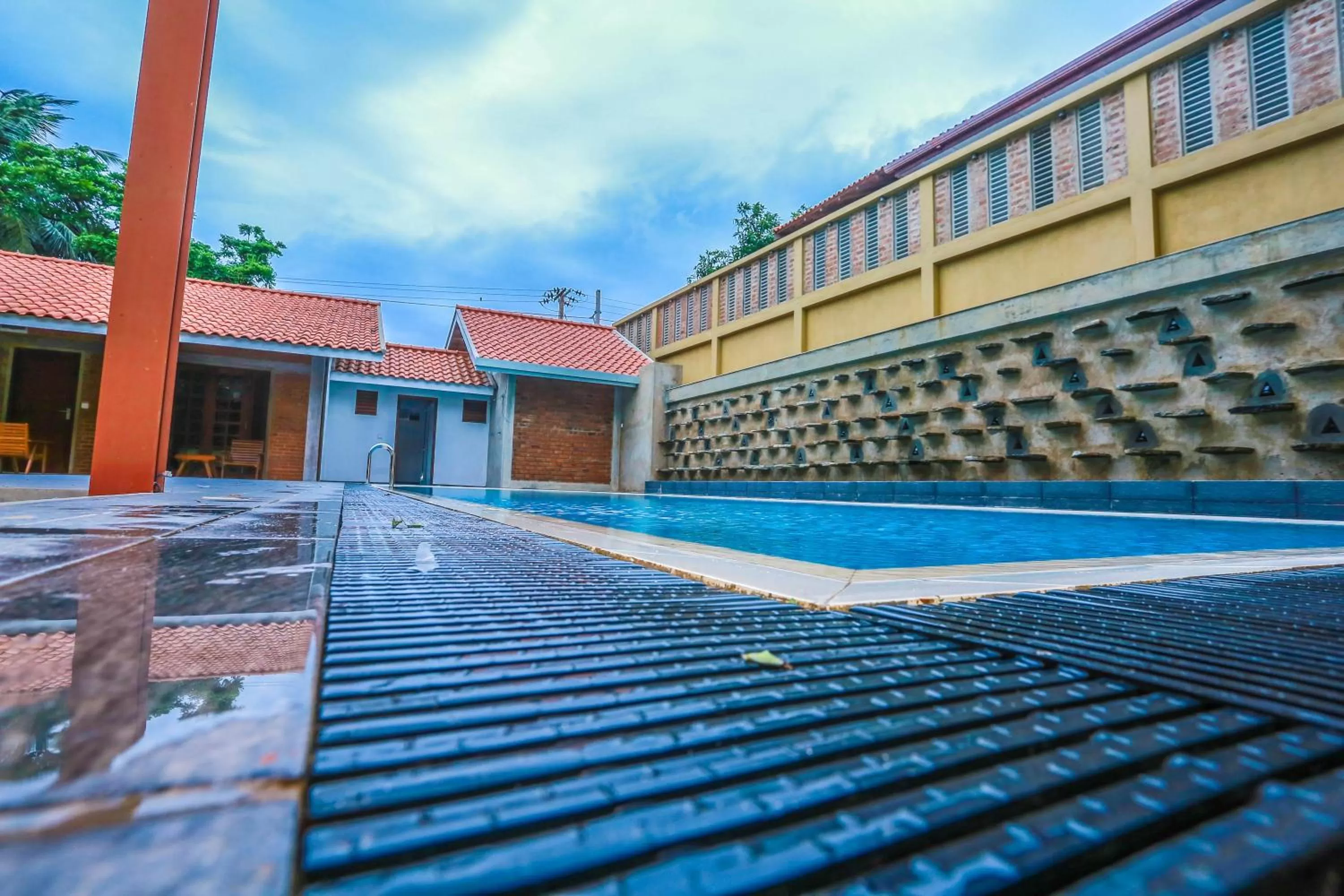 Swimming pool in Olinia Airport Hotel