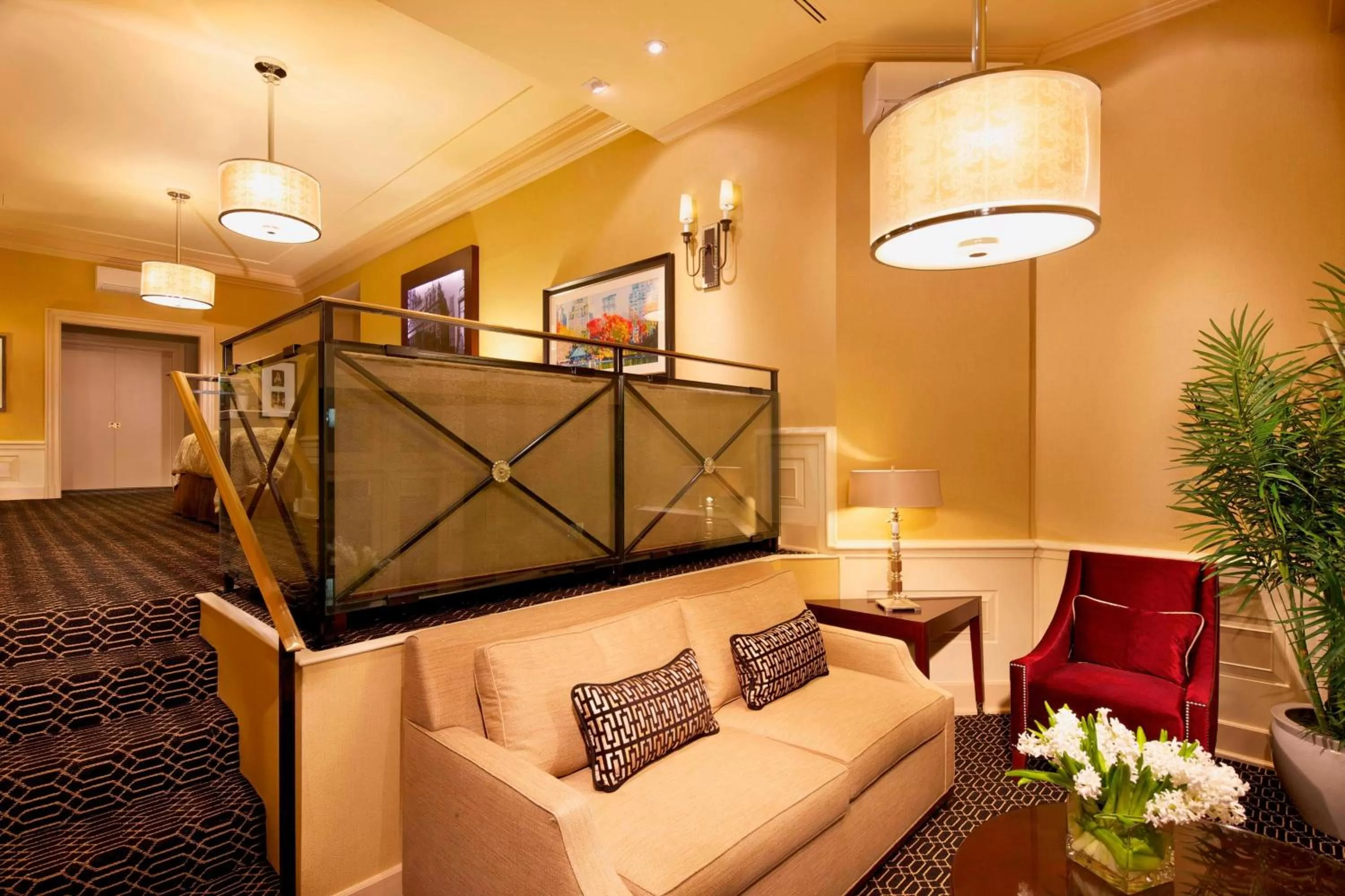 Living room in The Algonquin Hotel Times Square, Autograph Collection