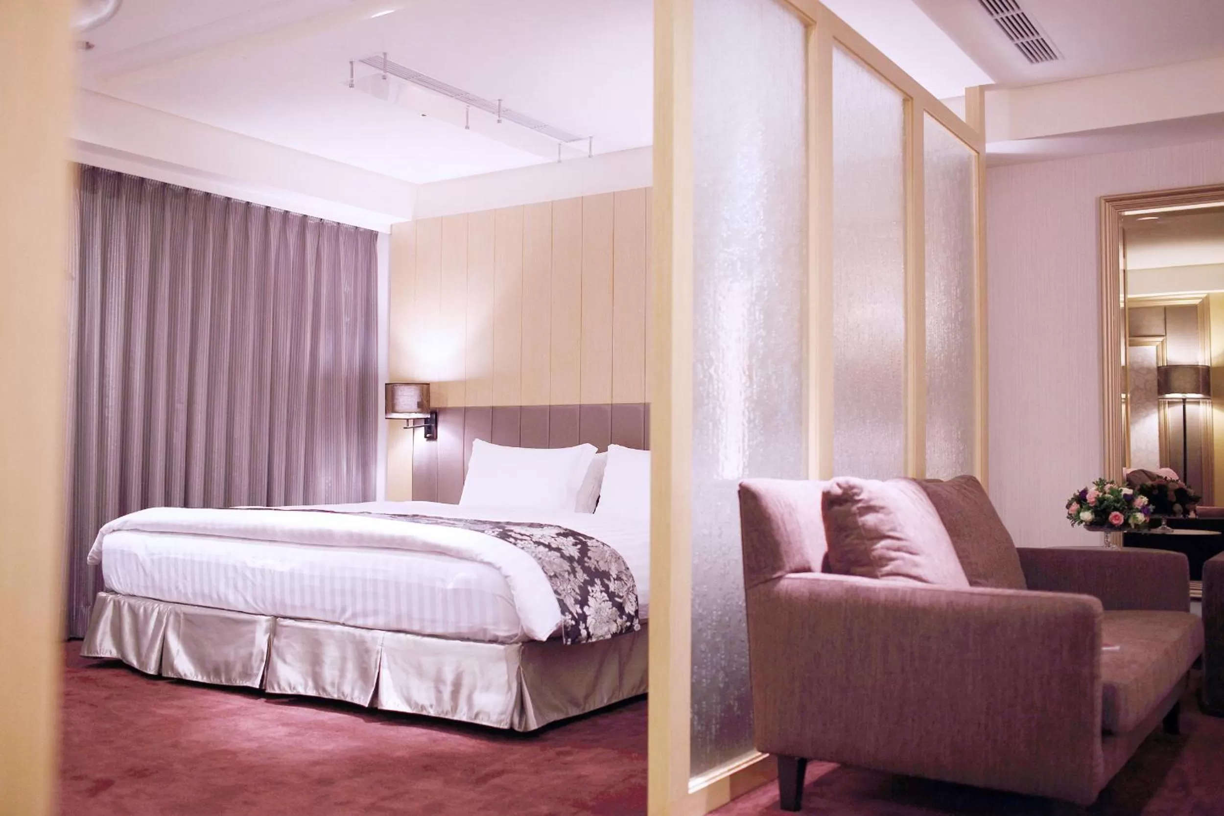 Living room, Bed in Golden Tulip Zhong Xin Hotel Taichung