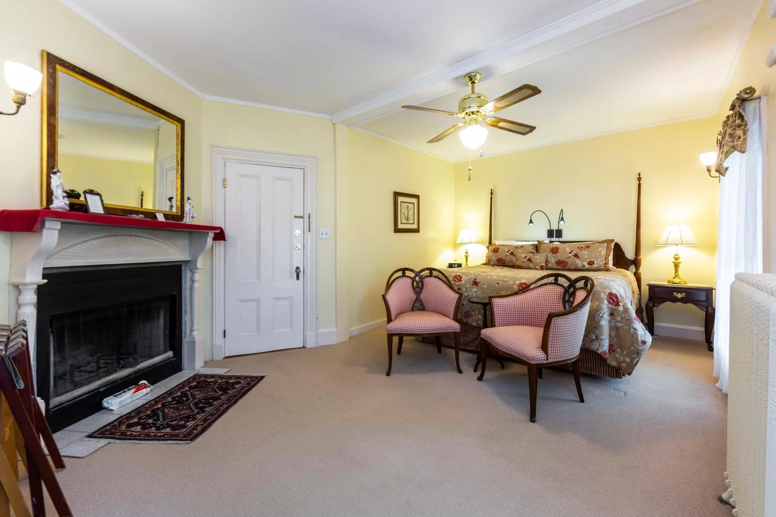 Bed in The Elmhurst Inn