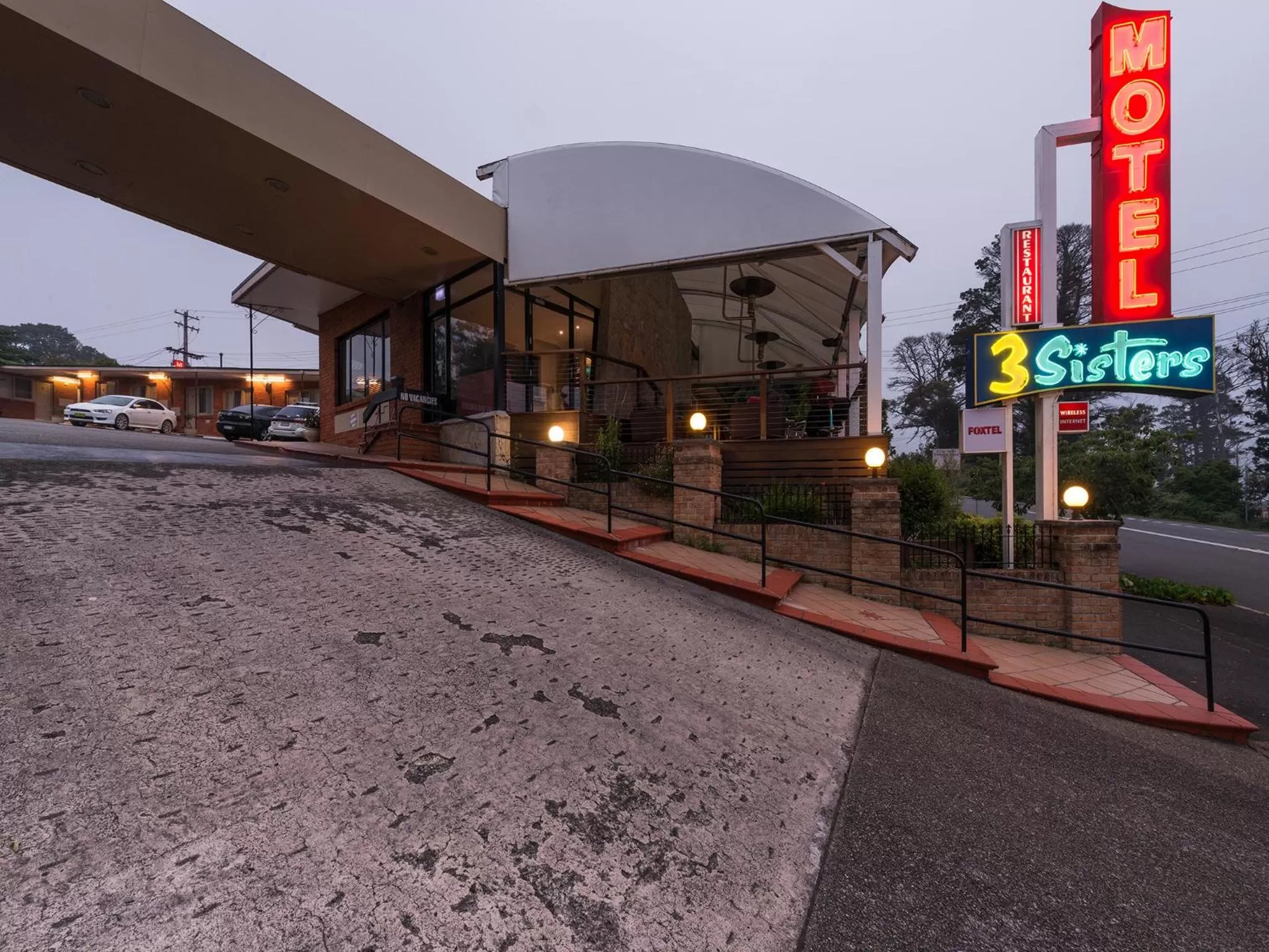 Facade/entrance in 3 Sisters Motel