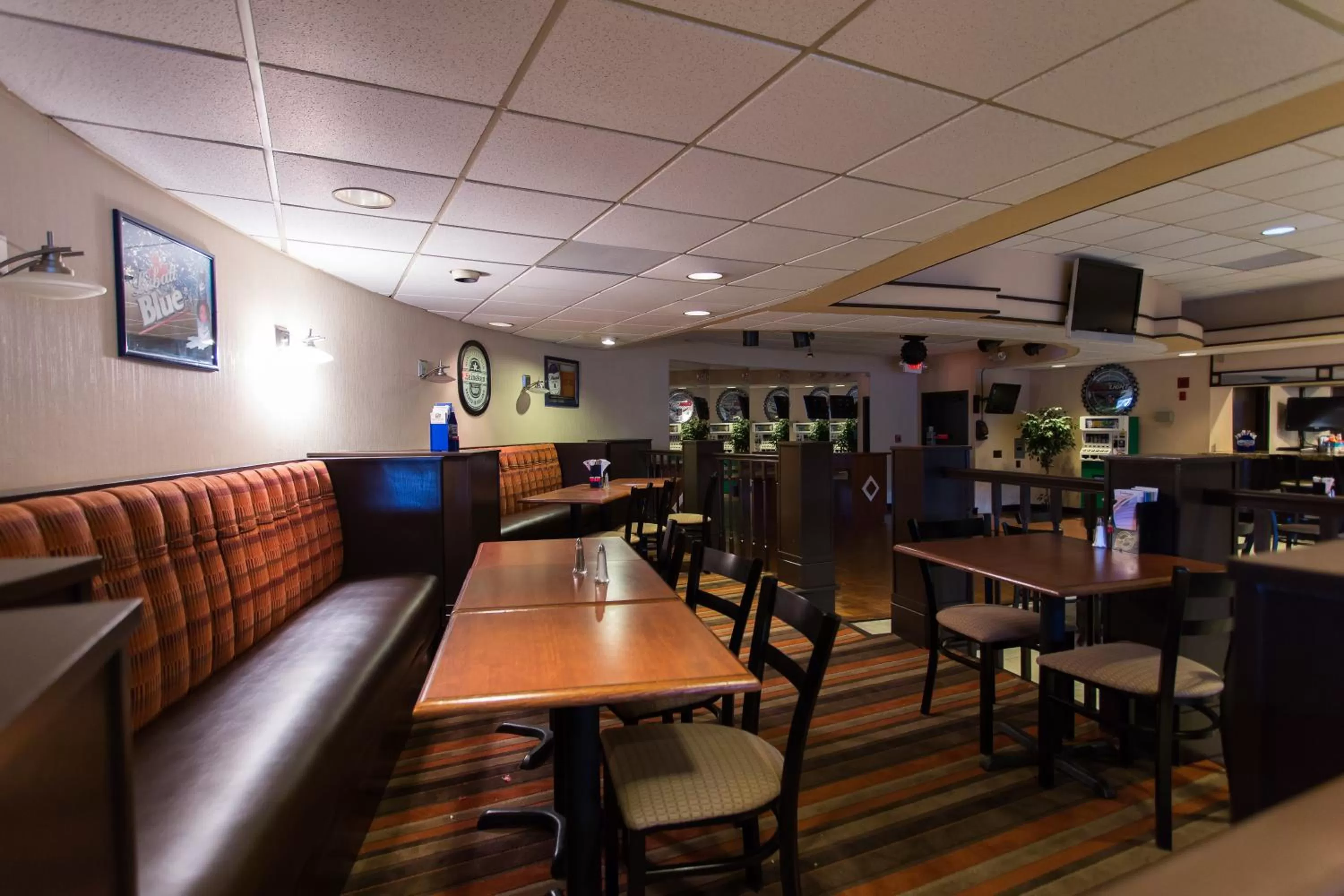 Restaurant/places to eat in Wyndham Garden Detroit Metro Airport