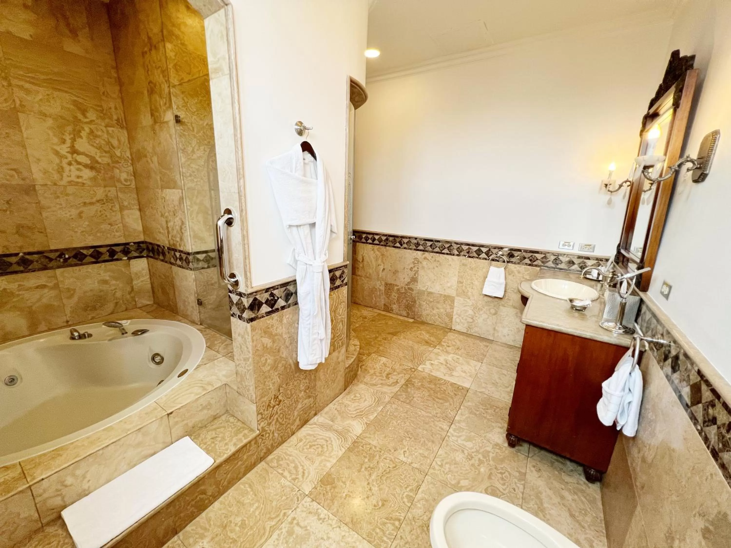 Hot Tub in Plaza Grande Hotel