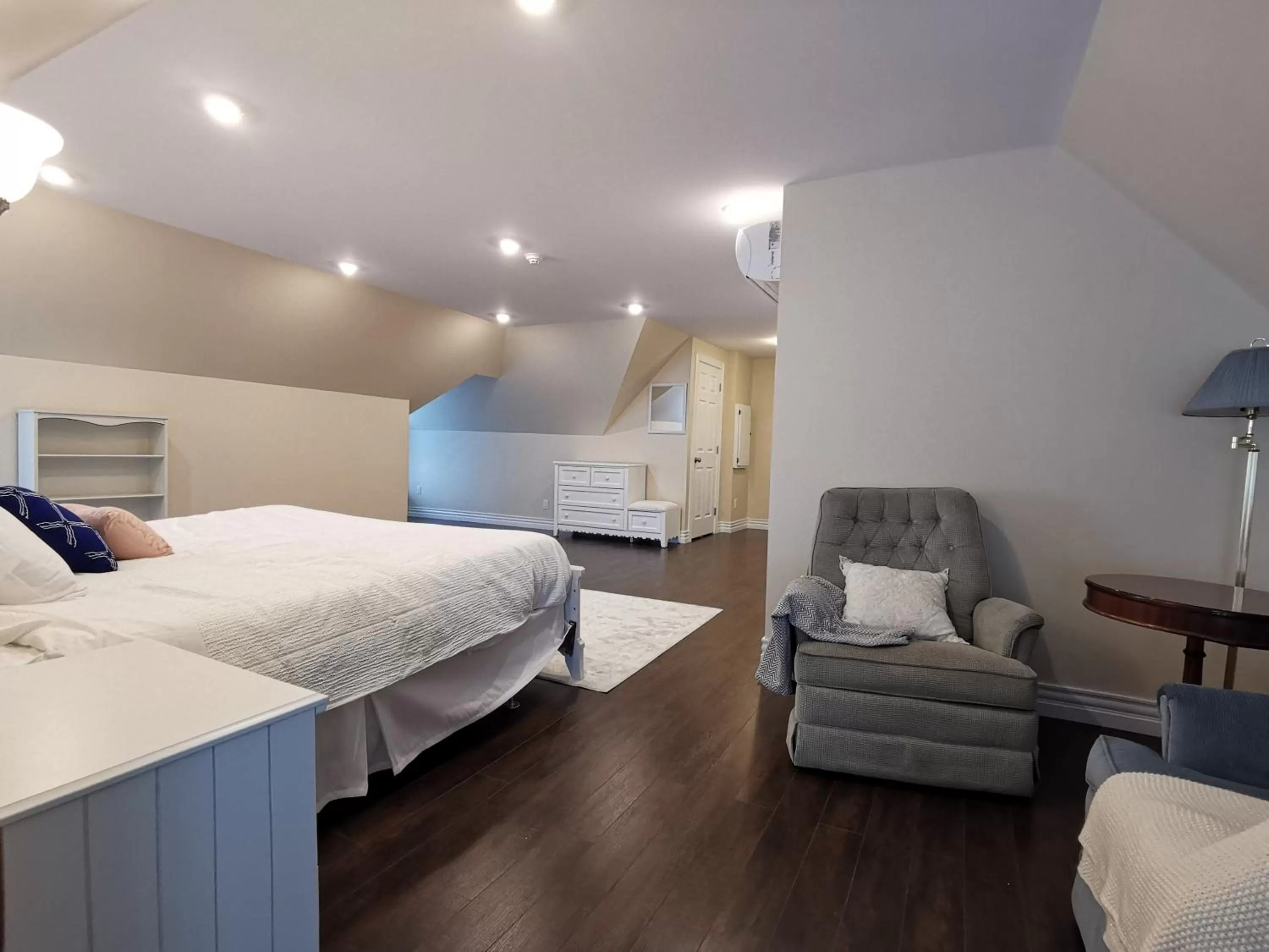 Photo of the whole room, Bed in By The River B&B