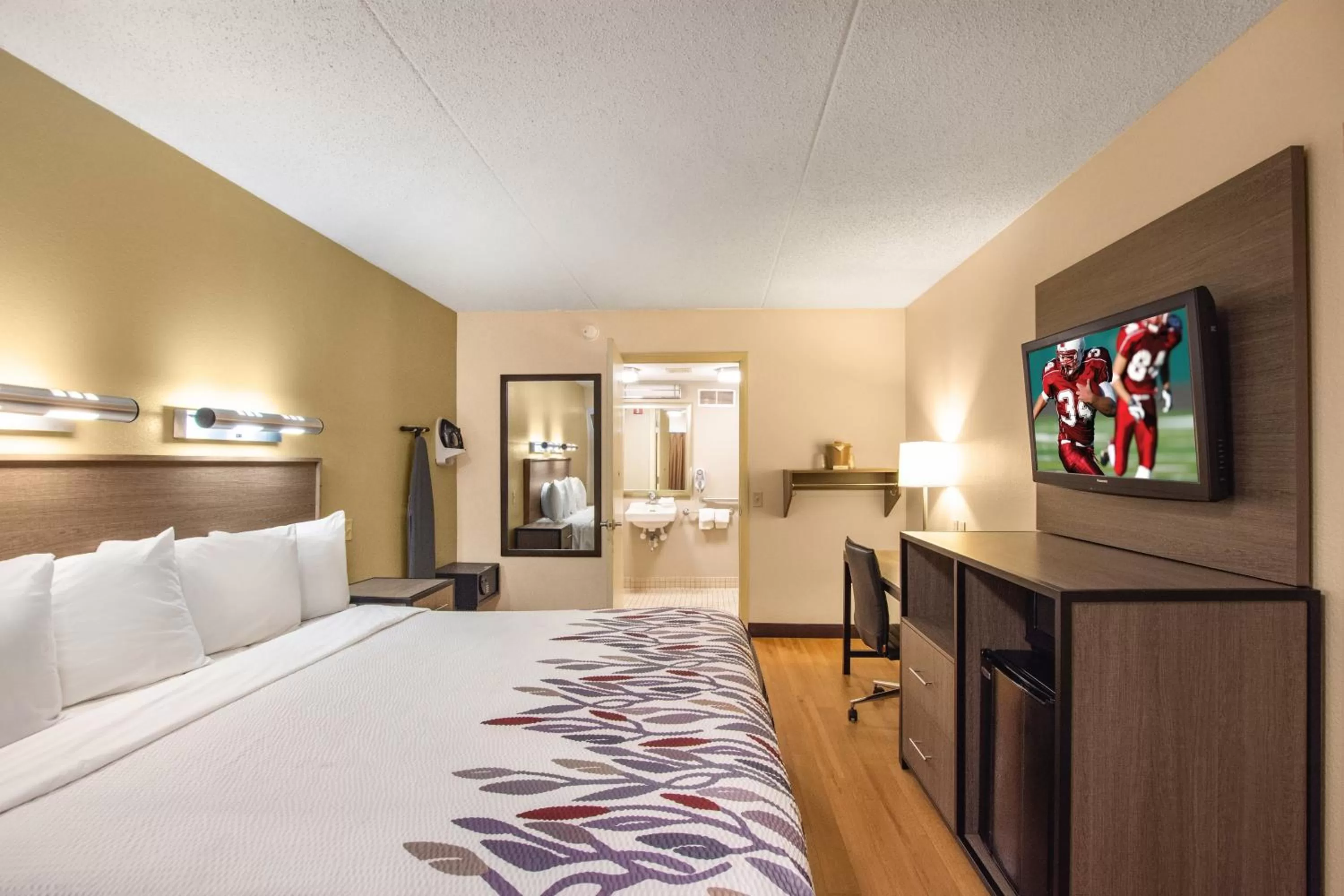 Photo of the whole room, Bed in Red Roof Inn Kalamazoo West - Western Michigan U