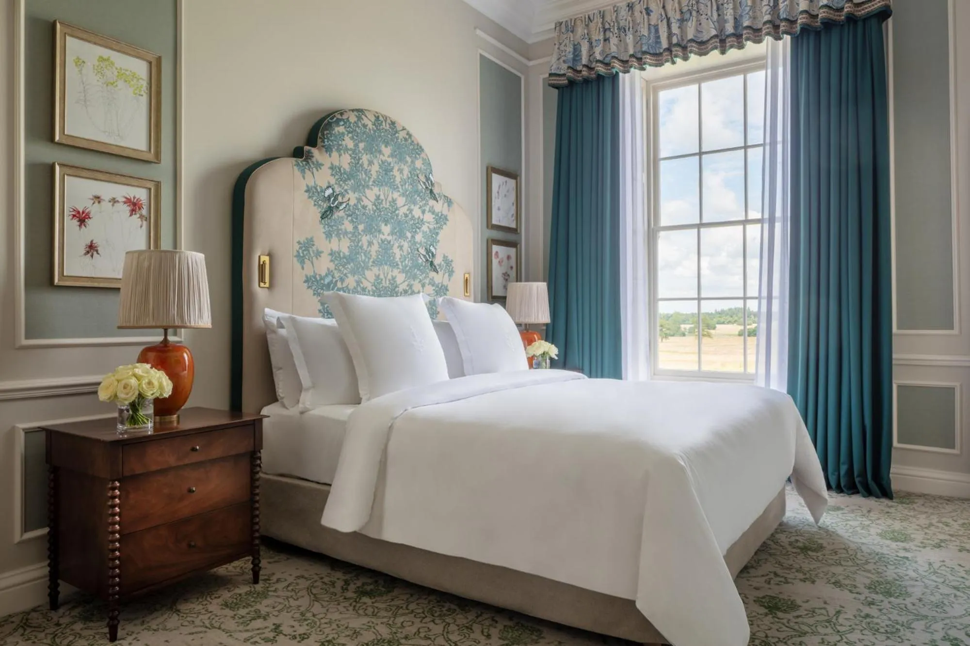 Bed in Four Seasons Hotel Hampshire