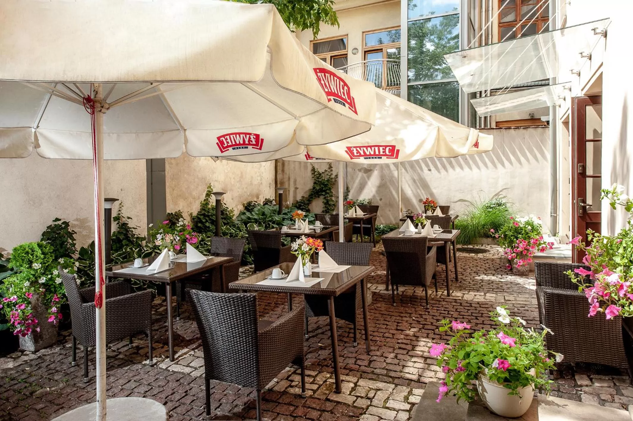 Restaurant/places to eat in Hotel Santi