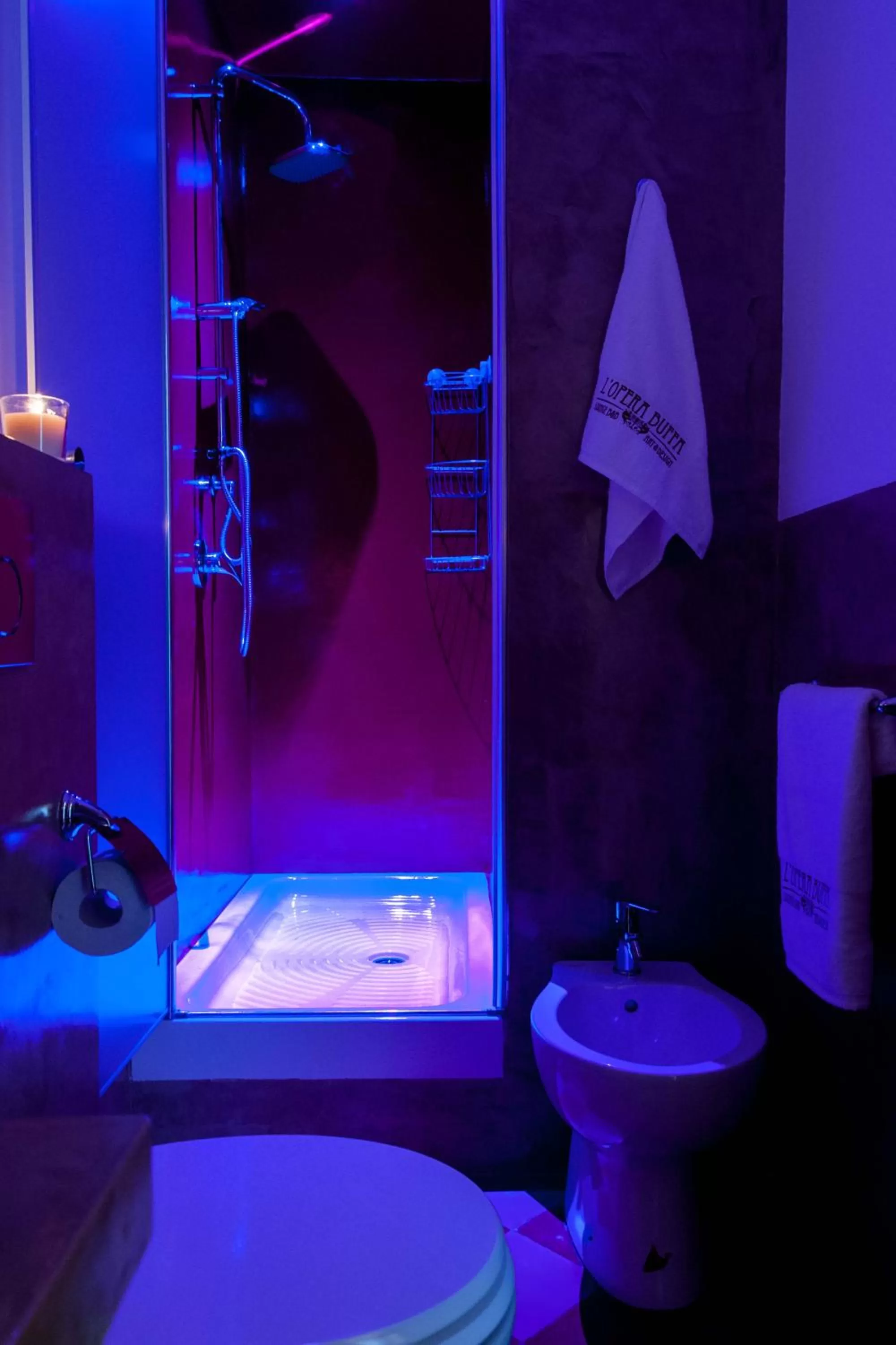 Shower in L'Opera Buffa