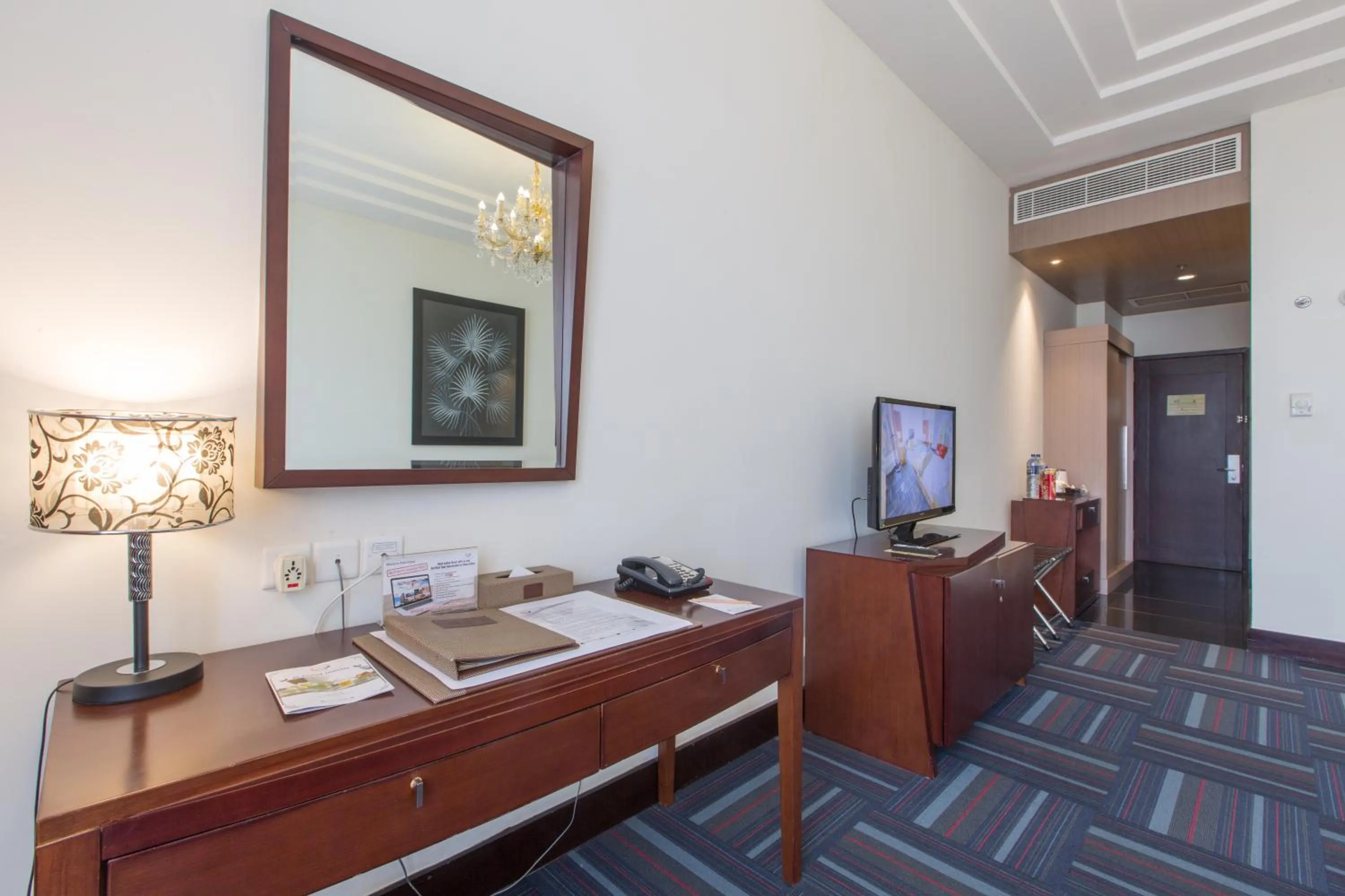 TV and multimedia in Merlynn Park Hotel